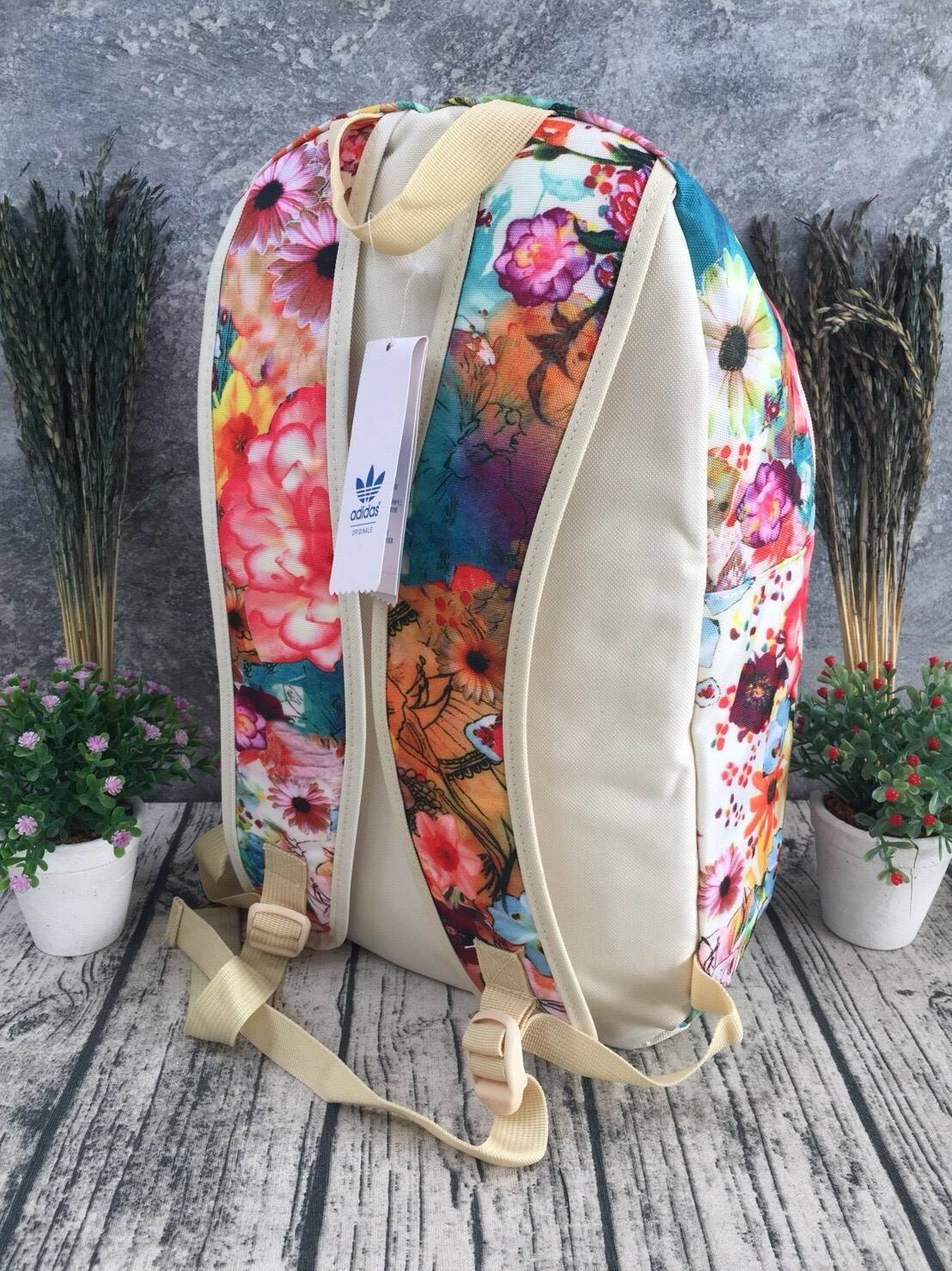 ADIDAS WOMEN ORIGINALS CROCHITA CLASSIC BACKPACK กระเป๋าเป้ แบบใหม่ล่าสุด พิมพ์ลายคลาสสิค ใช้เป็นกระเป๋านักเรียน หรือเป้กีฬาได้ ช่องใส่ของใหญ่แยกช่องสำหรับใส่หนังสือ และมีช่องหน้าใส่ของจุกจิก รูปแบบสวยทันสมัย ใช้ได้ทั้งชาย-หญิง วัสดุคุณภาพดี กันน้ำได้