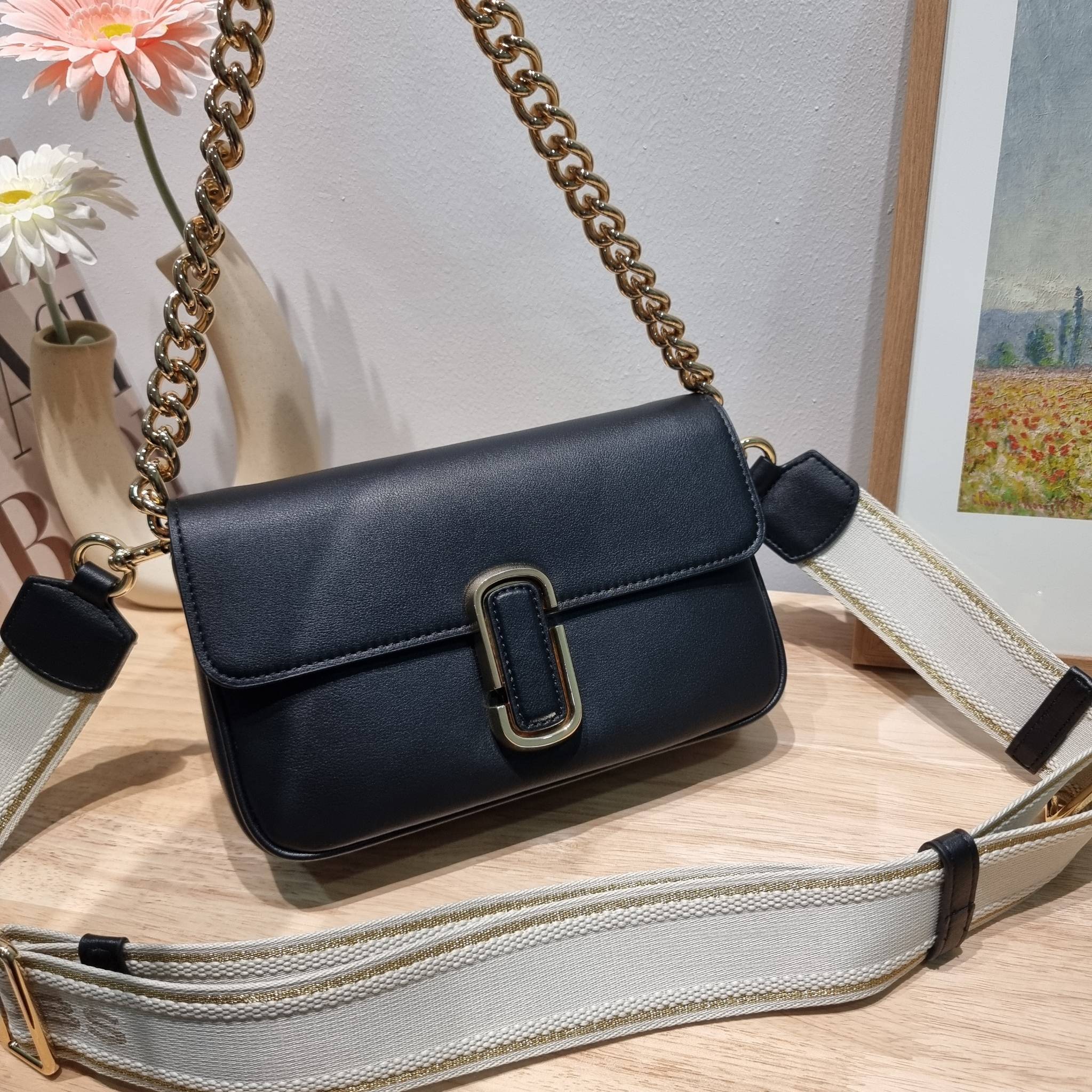 MARC JACOBS THE J MARC SHOULDER BAG คอลเลคชั่นใหม่ล่าสุด สวยฟาดกว่าใคร ใบไหนๆก็ต้องหลีก กับกระเป๋าสะพายไหล่สุดหรู รูปทรงใช้งานง่าย ดีไซน์เรียบ แต่แฝงไปด้วยความผู้ดี ดูแพง