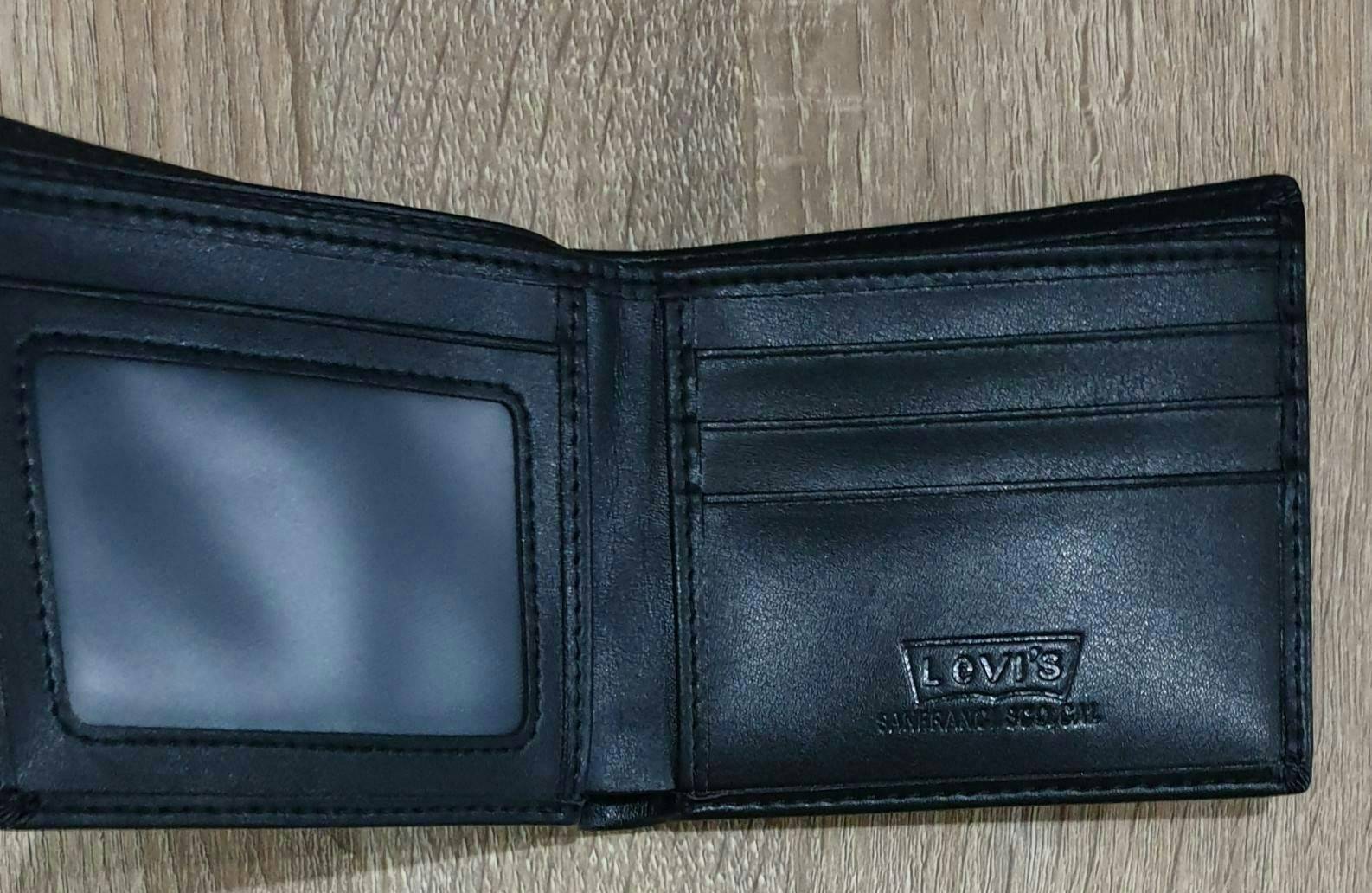 Levi’s Belt and Wallet Gift Set ในเซตประกอบด้วยกระเป๋าสตางค์พับสองตอนและเข็มขัดวัสดุหนังคุณภาพดี กระเป๋าสตางค์ปั้มโลโก้ด้านหน้าภายในมีช่องใส่บัตรและธนบัตรแยกเป็นสัดส่วน เข็มขัดหนังกลับใช้ได้ในทุกโอกาสนะคะ
