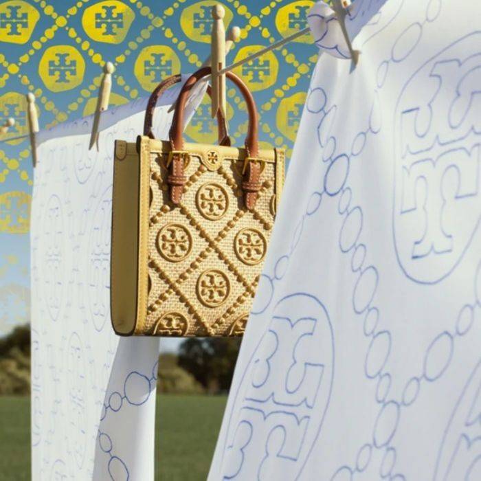 TORY BURCH T MONOGRAM STRAW MINI TOTE สวยสุด ดูแพงสุด!! ต้องยกให้เลย กับไอเท็มนี้ กระเป๋าสะพายทรงโท้ท ไซส์มินิ มีลูกเล่นที่ดีเทลเยอะมาก ด้วยงานฝีมือปักสานด้วยวัสดุจากกธรรมชาติ ถักทอเป็นลายเส้นขึ้นลายนูน ตัดขอบด้วยหนังแท้ และยังโดดเด่นด้วยหูจับในตัวโทนสีอุ