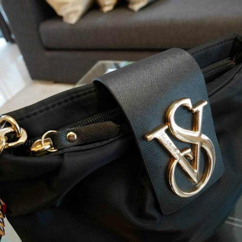 New!! Victoria Secret 2018 nylon crossbody bag กระเป๋าสะพายข้างทรงเก๋ วัสดุ nylon เต็มใบ อะไหล่ทอง กันน้ำได้ เปิดปิดด้วยฝากระดุมจับจีบเล็กน้อย ตกแต่งโลโก้ VS และซิปอีกขั้นคะ ด้านในสวยหรู จุของได้กำลังดี บุผ้าปั้มลายเสือ sexy ลื่นนิ่มมือ สายยาวปรับระดับได้