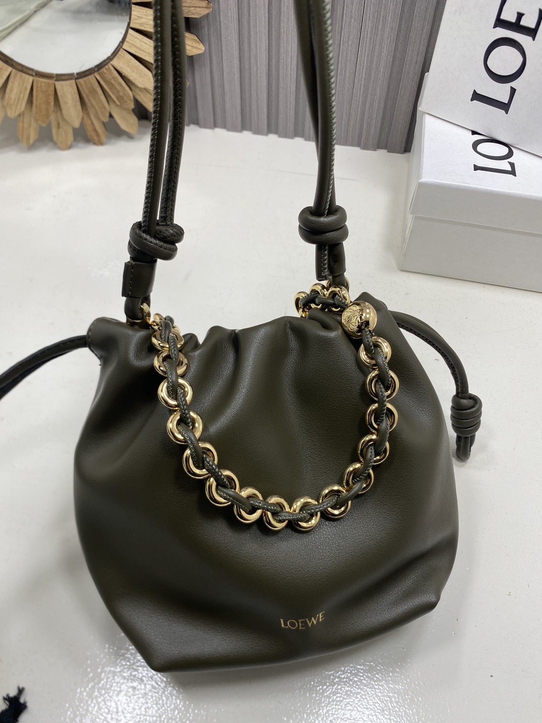 ORI หนังแท้ | LOEWE Mini Flamenco purse in mellow nappa leather / Loewe Bucket Bag กระเป๋าสะพายทรงบัคเก็ตไซส์มินิ หนังเรียบสวยหรู เรียบง่าย หนังแท้ผิวสัมผัสนุ่มมือ น้ำหนักเบาและนุ่มสบาย ดีไซน์จับจีบ เชือกผูกแบบปมโบราณ และสายโซ่รูปโดนัท