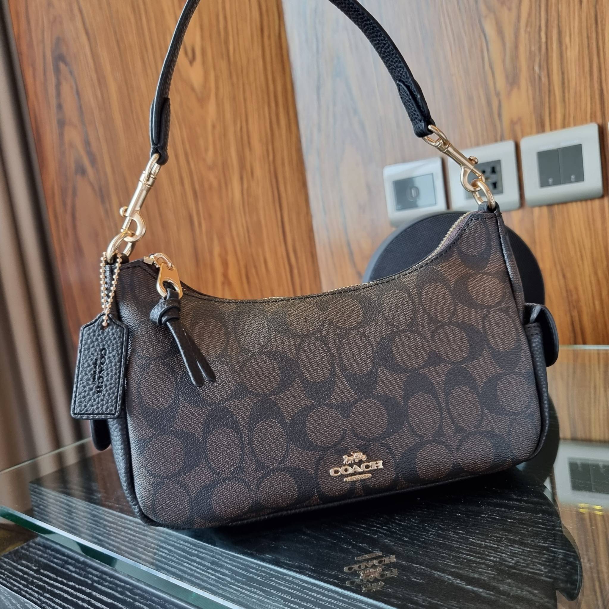 COACH C7223 PENNY SHOULDER BAG 25 IN SIGNATURE CANVAS คอลเลคชั่นเพนนีสุดคิ้วท์ ในรูปแบบของกระเป๋าสะพายไหล่กึ่งทรงพอช พร้อมเสิร์ฟความสวยถึงบ้านไปเลย!! ด้วยดีไซน์คลาสสิคย้อนยุค ที่แอบแฝงความเรียบหรู มาพร้อมสายสะพาย 2 เส้น เป็นสายคล้องมือและสายสะพายครอสบอดี้