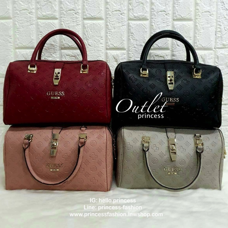 Guess Peony Classic Box Satchel คอลเลคชั่นใหม่สวยหรูจาก Guess กระเป๋าสะพายหนังนิ่มปั๊มแบรนด์รอบใบ ขนาดกำลังดี ฐานกระเป๋ามีหมุดรองฐานกันรอย หัวซิปปั๊มแบรนด์ ภายในกว้างจุของได้เยอะ มาพร้อมสายปรับและถอดออกได้ พร้อมส่ง 4 สี สวยทุกสี พลาดไม่ได้กับสาวยุคใหม่เลย