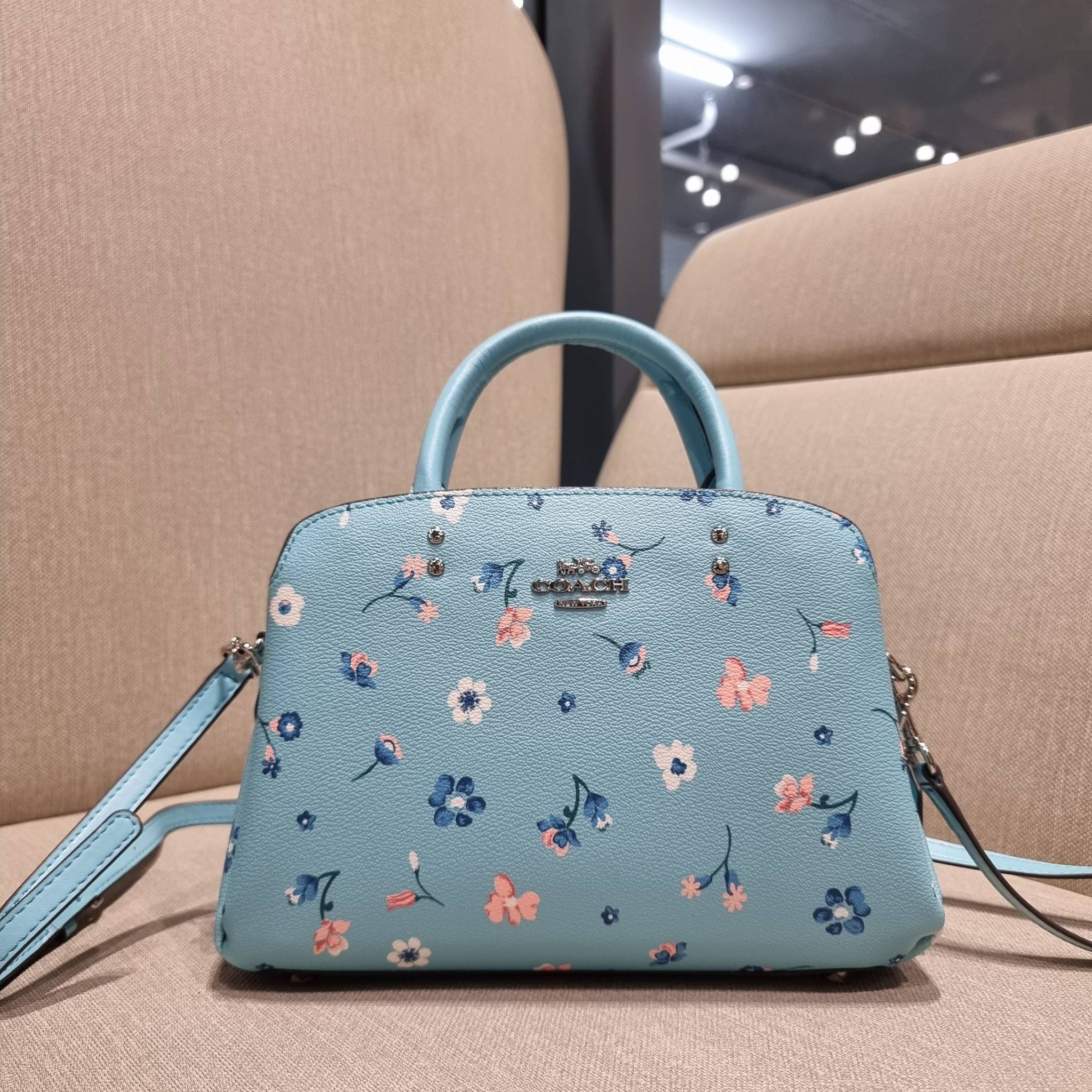 COACH C8216 MINI LILLIE CARRYALL WITH MYSTICAL FLORAL PRINT สีใหม่ล่าสุด กับรุ่นที่สุดของความขายดี คอลยอดฮิตในลวดลายสุดชิค กระเป๋าสะพายทรงสวย ที่ดีไซน์ออกมาให้ใช้งานง่าย สะดวก สวย หรู ดูดี!! วัสดุหนังแคนวาสเคลือบลาย มาพร้อมสายสะพายข้างและหูจับในตัว ถอดออก