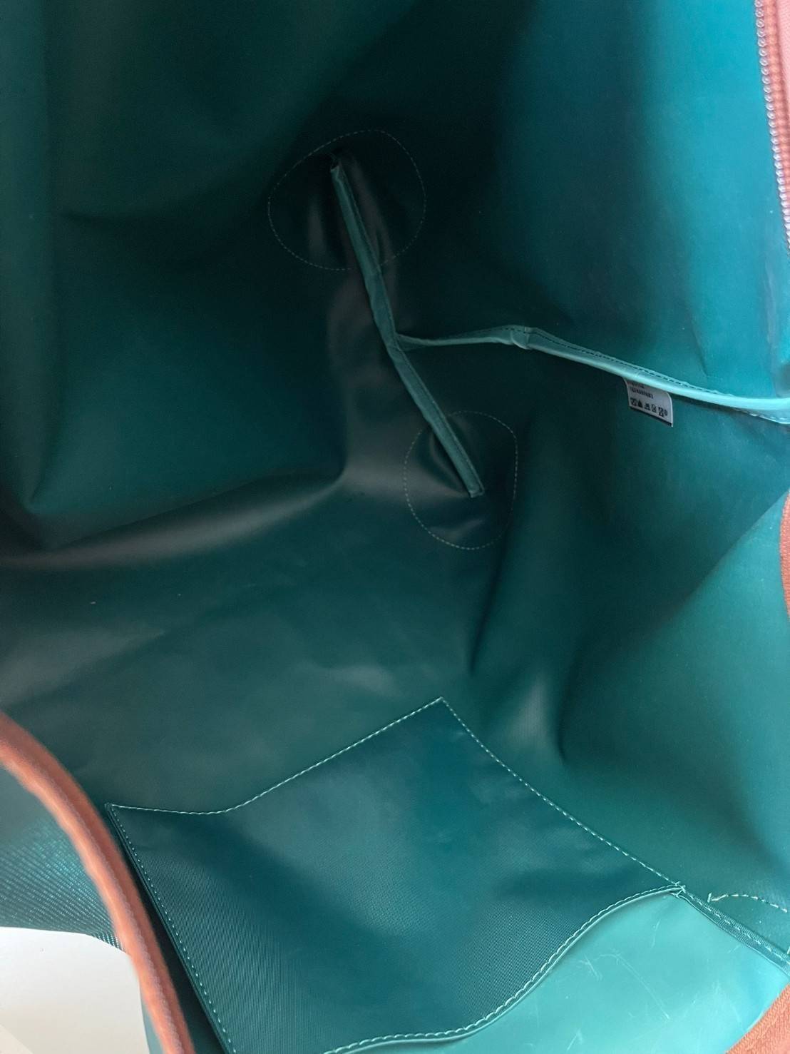 LONGCHAMP BOXFORD TRAVEL BAG L กระเป๋าเดินทางขนาดใหญ่ มาพร้อมสายสะพายที่สามารถถอดได้ ให้คุณเลือกสะพายไหล่หรือถือได้ มีซิปรูดเปิดปิดกระเป๋าที่ให้คุณมั่นใจได้ว่าคุณจัดเก็บไอเท็มของคุณได้อย่างมิดชิด บ็อคฟอร์ด (BOXFORD) สะท้อนความเป็นเอกลักษณ์ของแบรนด์ที่เปี่