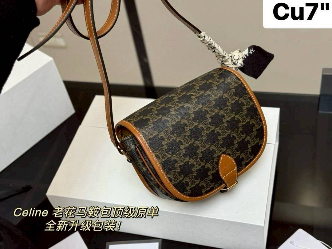 CELINE Folco bag in Triomphe canvas and Leather กระเป๋าสะพายข้าง รุ่นตามหาเข้าเพิ่มเติมสต๊อกพร้อมส่งแล้วค่าสาวๆ รุ่นยอดฮิต ขายดีไม่มีตก ทรงสวยโดดเด่นเป็นเอกลักษณ์ ดีไซน์โค้งมนสวยงาม