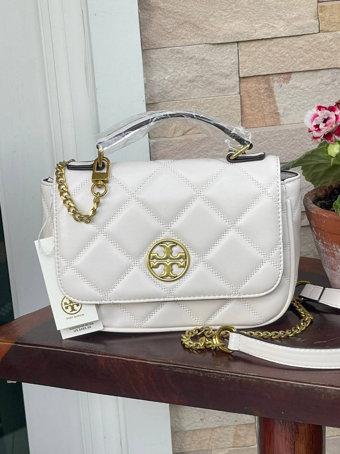 Tory burch crossbody and mini top handle Bag กระเป๋าถือที่มีดีไซน์แสนจะธรรมดาแต่ให้ลุดสุดชิด โดยลวดลายการเดินด้ายกระเป๋าที่มีรสนิยมดูแล้วคลาสสิค ตัวกระดุมของกระเป๋าเปิด-ปิดได้ง่าย หนังมีความนิ่ม จะถือก็ให้ความเก๋ได้อีกแบบ เหมาะกับการไปเที่ยวทั้งในวันสบาย