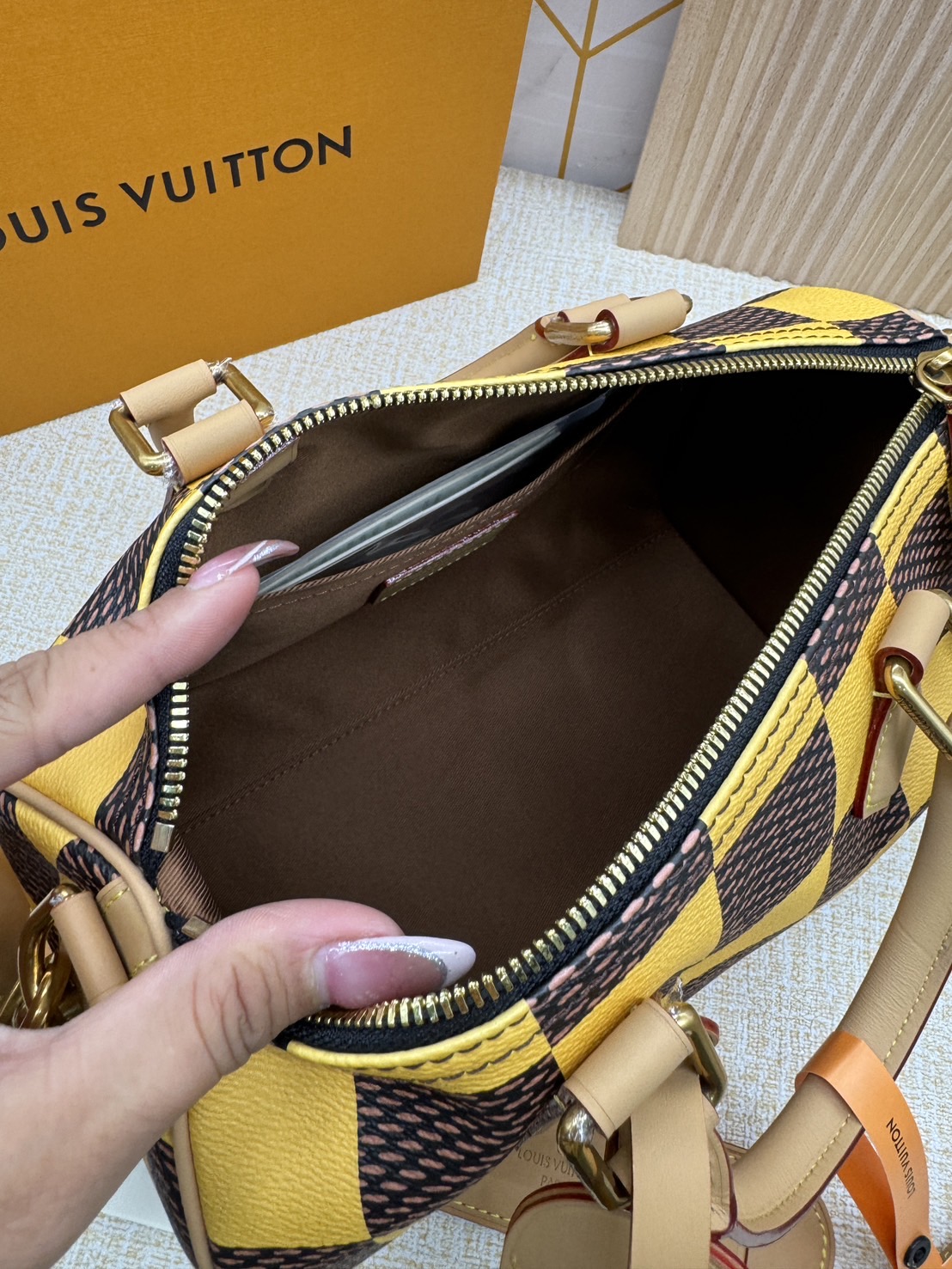 TOP ORI สลับแท้ 1:1 ผ่านทุก ตม LV Speedy 25 Bandoulière Damier Pop กระเป๋าสะพายสปีดี้สีใหม่ Jaune Mat ราพุ่งไปแล้ว หลังจากตะลิชถือ