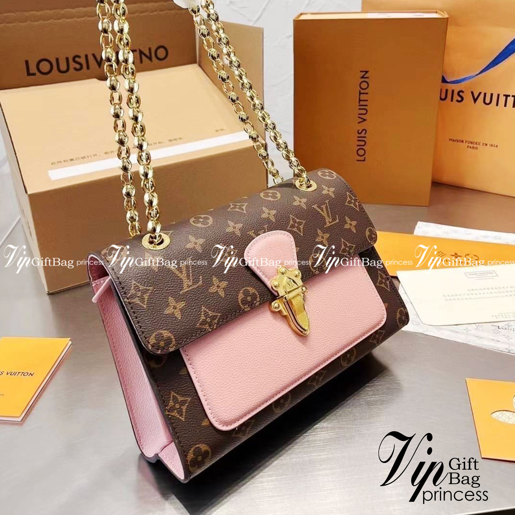 LV VICTOIRE Monogram กระเป๋าสะพายไอเท็มนำแฟชั่นที่น่าดึงดูดใจ ทรงกะทัดรัดและใช้งานได้สะดวก หนังแคนวาสอย่างดี ลาย Monogram เปิด-ปิดแบบกดล็อคอะไหล่สีทองสวยงาม ภายในมี3ช่องกว้างสามารถใช้งานได้หลากหลายและจุของได้มากมายเกินคาดนะคะ