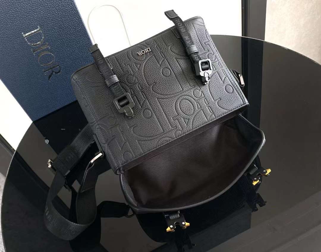 DIOR Hit the Road Messenger Bag with Flap กระเป๋าสะพายทรงแมสเซ็นเจอร์ รูปทรงใหม่ทันสมัย สง่างามเหนือกาลเวลา เกรดออริ สลับแท้ 1:1