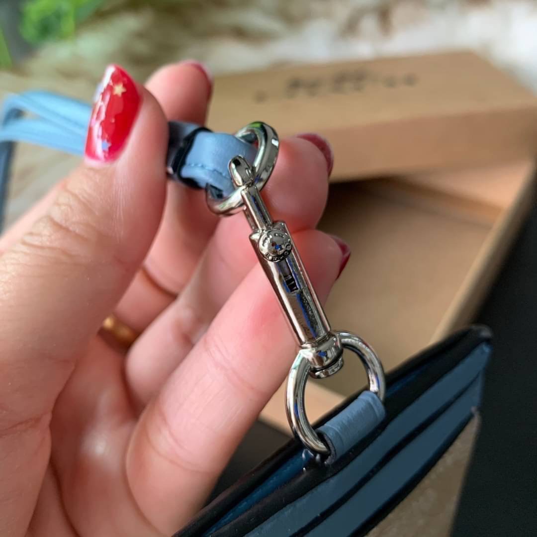 COACH F63274 ID LANYARD IN SIGNATURE COATED CANVAS กระเป๋าใส่บัตรคล้องคอ ลาย C ทั้งใบ ด้านหน้าตกแต่งชื่อแบรนด์ สวยมากกก ใส่บัตรพนักงาน และบัตรต่างๆ มาพร้อมสายคล้องคอ สายถอดออกได้ ตัวกระเป๋ามี 3 ช่องค่ะ