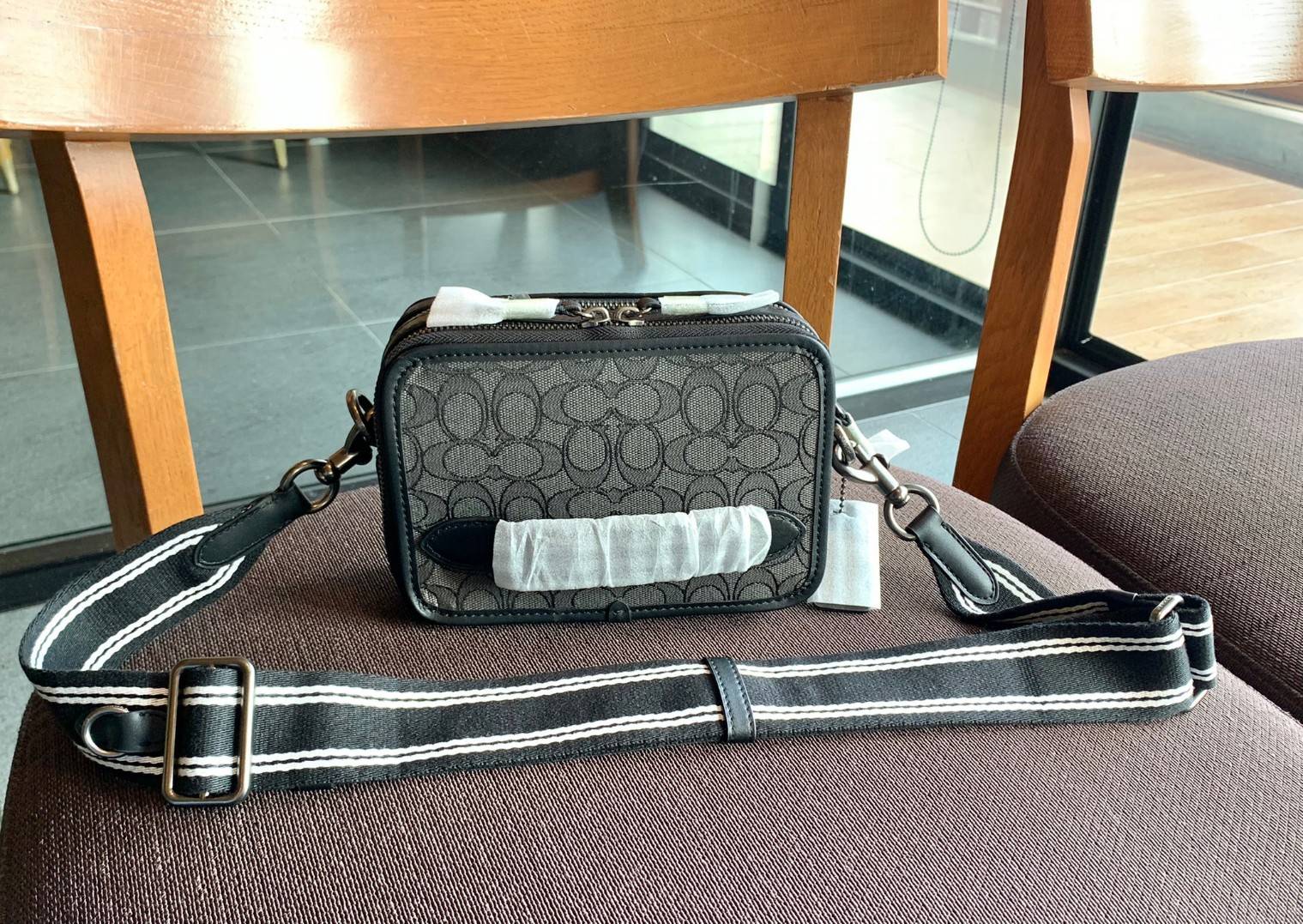 รุ่นสุดคูลล ใช้คู่ได้ทั้งชาย//หญิงเลยค่าา😘 COACH CHARTER CROSS BODY IN SIANATURE JACQUARD((C3780)) 💋พร้อมส่ง สินค้าออกใหม่ ไม่มียังไงไหว!! ✔️กระเป๋าสะพายครอสบอดี้ร์ หรือสามารถสอดมือตรงหนังด้านหน้าถือแบบเก๋ๆได้ด้วยค่าา วัสดุJacquardท