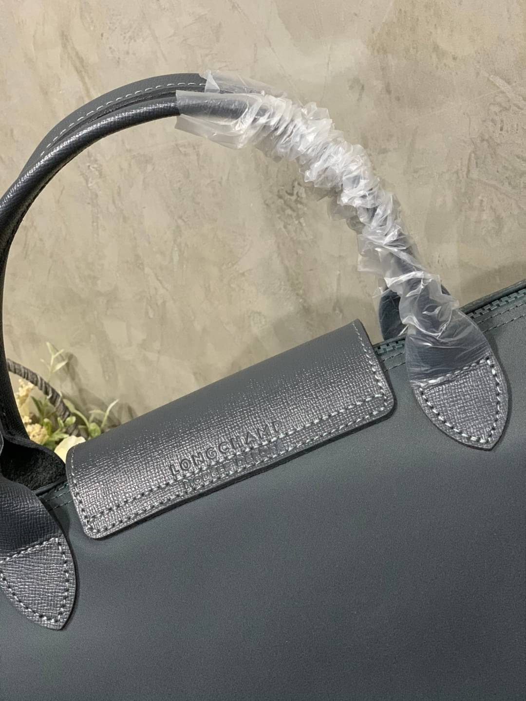 Longchamp Le Pliage Neo Size M มาพบกับกระเป๋ารุ่นยอดนิยม ที่สาวๆ ต้องมีไว้เก็บไว้สักใบ กระเป๋าโท้ทใบนี้ มาพร้อมกับสีที่มีสไตล์เรียบง่าย มีสายสะพายยาวช่วยให้คุณสามารถสะพายไหล่ได้อย่างสบาย ในขณะที่ที่ปิดแบบซิปช่วยให้คุณมั่นใจได้ว่าของด้านในมีความปลอดภัย Le 