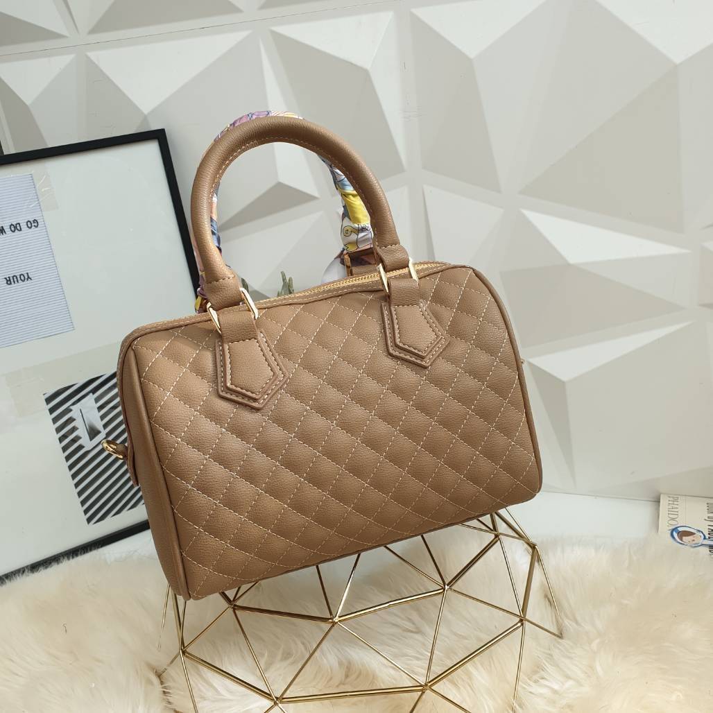 สินค้าขายดี ขนาด มินิ สวยมากคะ >> รุ่น KEEP leather Pillow bag สวย น่ารัก ขนาดตอบทุกโจทย์การใช้งาน เห็นแล้ว **หลงรักเลยคะ ตัวกระเป๋าขนาดกำลังดี ปักลายตารางสวย จุของคุ้ม หนังชนิดพิเศษ สวยมาก ดูแลรักษาง่าย มาพร้อมสายสะพาภายในมีช่องซิป และช่องใส่ของจุก