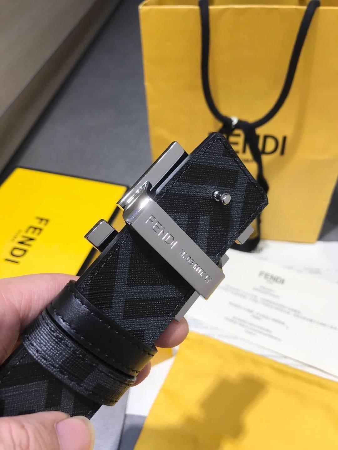 FENDI Belt Black leather belt / FF Belt เข็มขัดเฟนดิหนังแท้ เกรดออริจินอล ดีไซน์เรียบหรูเข้ากับทุกลุค ใช้ได้ทั้งชายหญิง มาพร้อมกล่อง ห้ามพลาดค่ะ! พร้อมส่งที่ไทย ภาพถ่ายจากงานขายจริง ใช้งานต่างประเทศได้