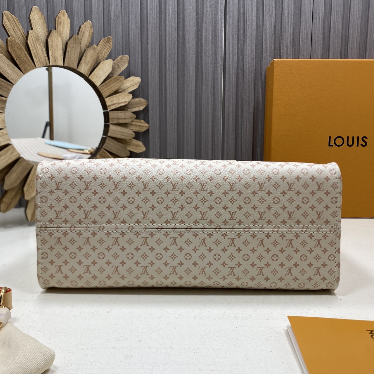 TOP ORI หนังแท้ | LV OnTheGo PM bag Azure Blue/Sand Beige กระเป๋าสะพายทรงโท้ท ในคอลเลกชัน LV Romance หนังแท้หรูหราประดับชาร์มแท็กกระเป๋าเดินทางมีชีวิตชีวา