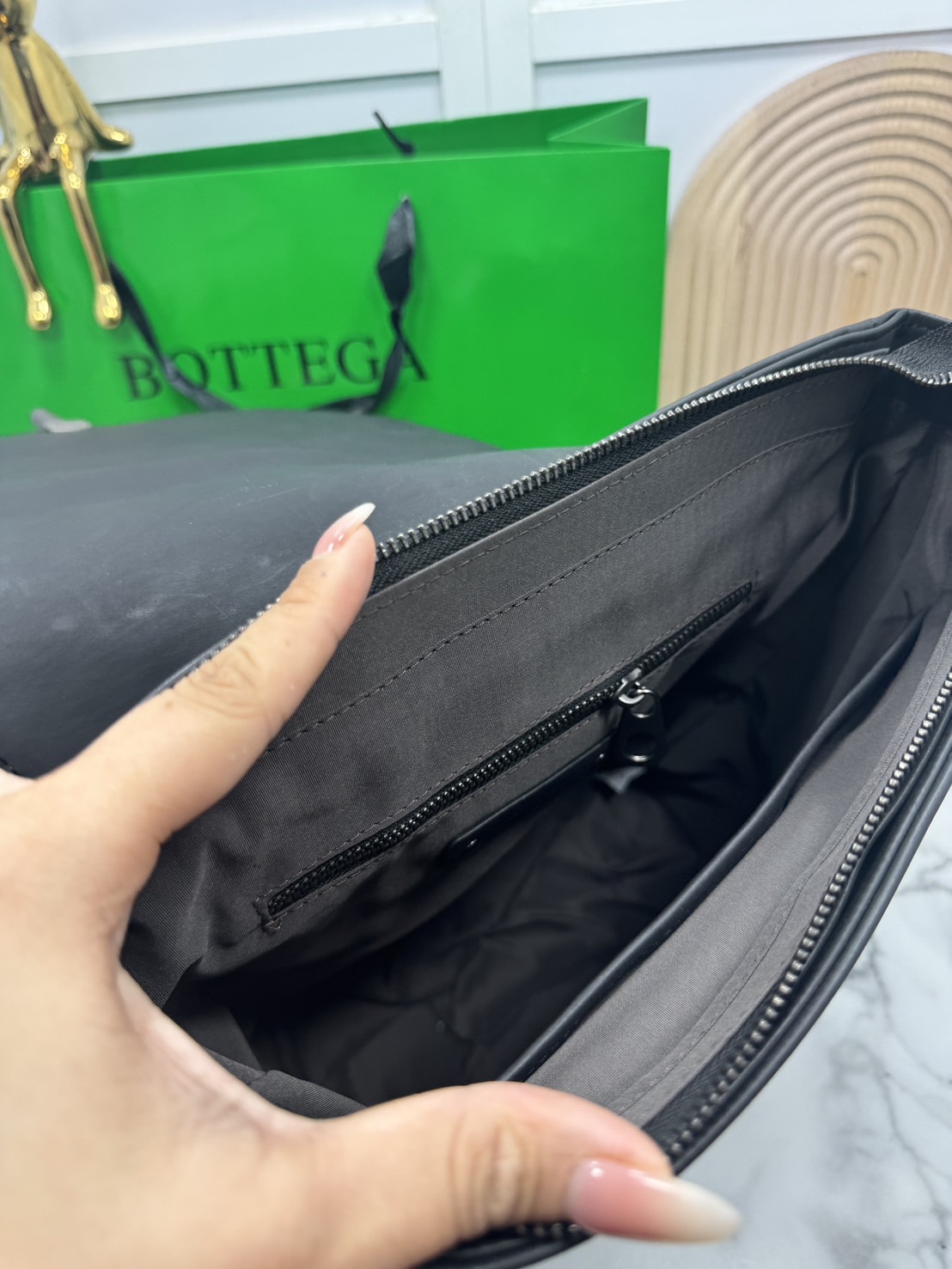 ORI หนังแท้ | Bottega Shadow Signature Flap Backpack / Bottega Backpack กระเป๋าเป้ กระเป๋าสะพายหลัง โดดเด่นด้วยงานสานตารางสวยคลาสสิคเรียบหรูเป็นเอกลักษณ์