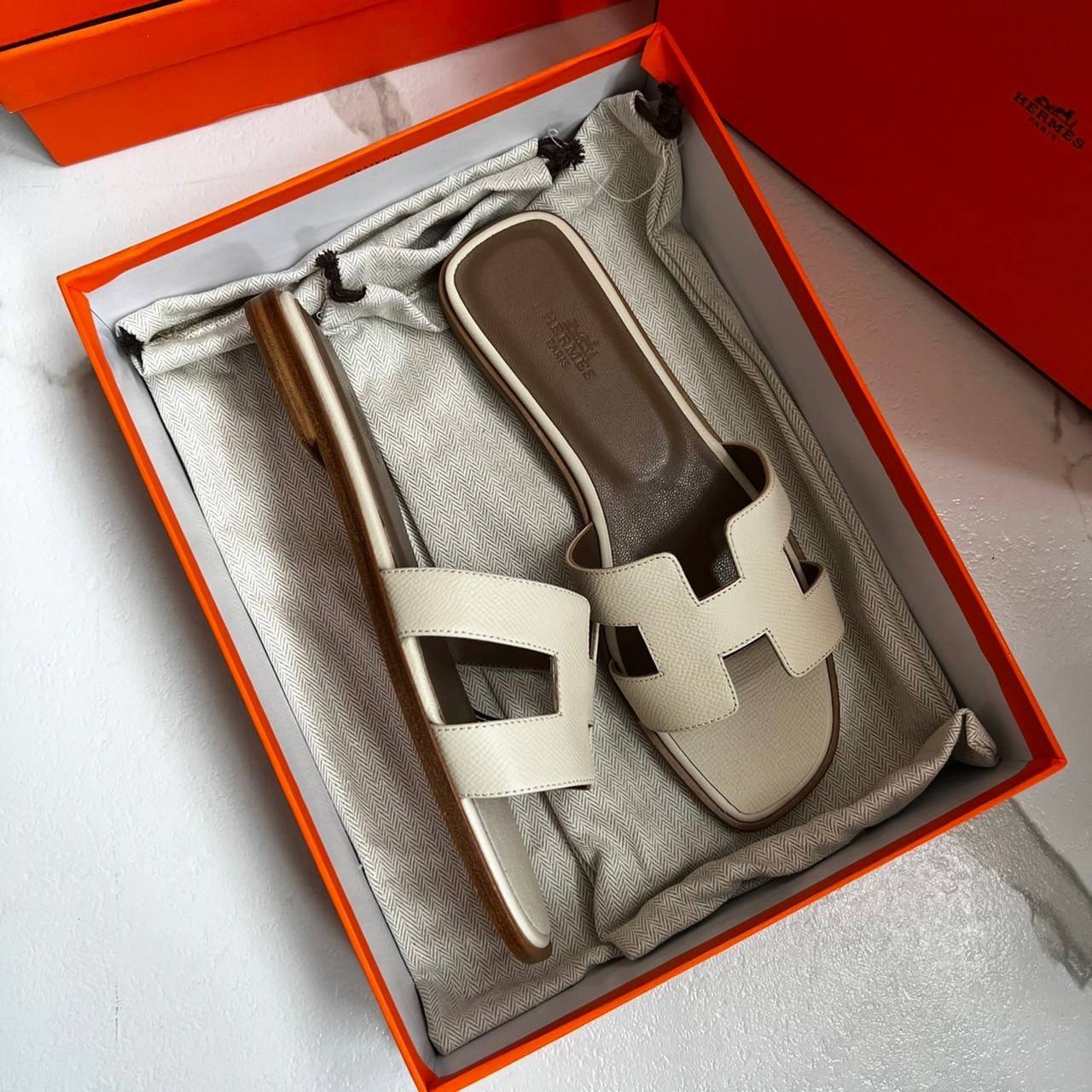 หนังแท้ Hermes sandal Epsom leather รองเท้าแตะงานสั่งตัตใช้สลับแท้ เกรดออริจินอล 1:1 เกรดเหมือนสุด มี series code ทุกคู่ งานตัดเย็บปราณีตละเอียด ใส่สบาย ไม่ลื่น ใช้ทนนาน เกรดนี้คุ้มมาก ไม่ผิดหวังค่ะ ภาพสินค้าถ่ายจากงานขายจริง ใช้งานต่างประเทศได้