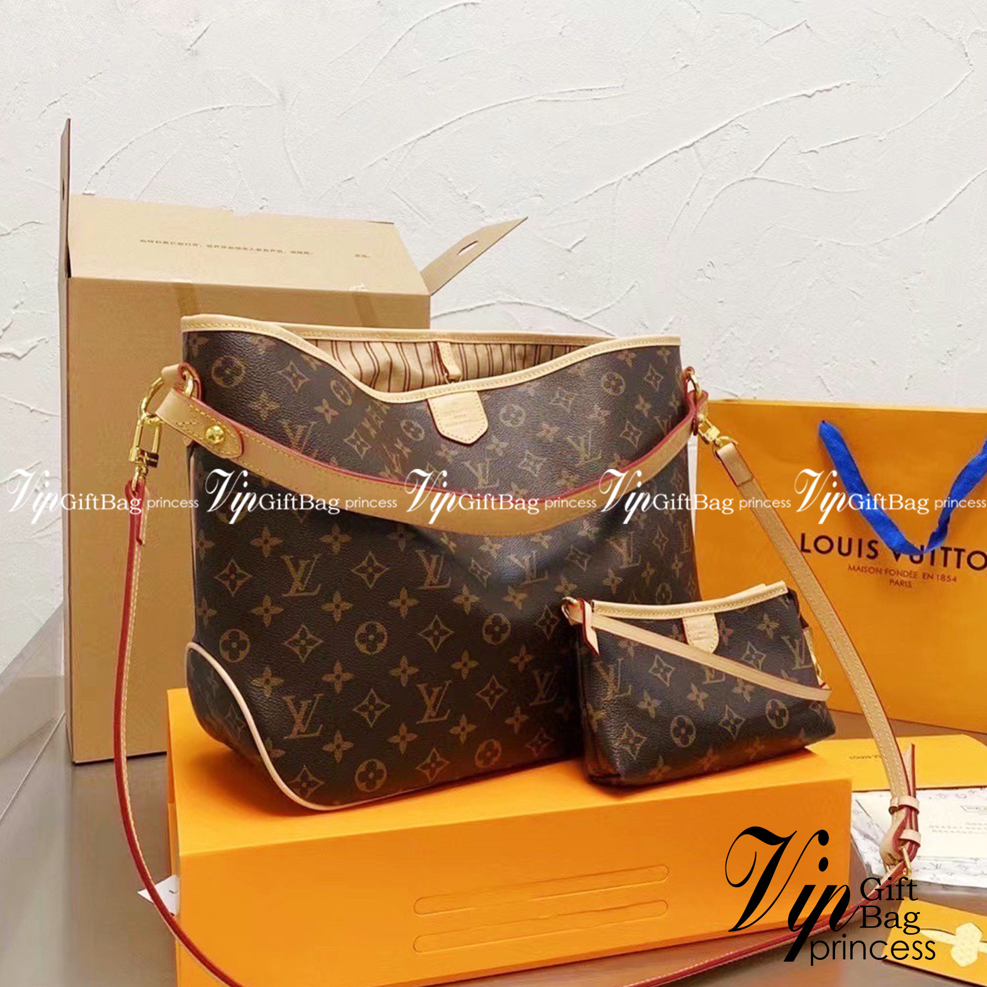 Louis Vuitton Monogram Delight Canvas / LV Delight Tote Bag กระเป๋าสะพายข้างทรงสูงใบใหญ่หนังแกะสังเคราะห์ หูหิ้วปั้มโลโก้ ด้านในมี1ช่องซิป 1ช่องใส่ของจุกจิ๊ก มาพร้อมกระเป๋าเล็กน่ารักใส่ตังค์ คุ้มสุดๆ อะไหล่ทองหรูหรา มีสายยาว ถอดสายได้ ปรับระดับได้ จุของได