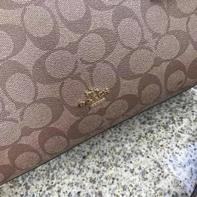 COACH ZOE CARRYALL IN SIGNATURE CANVAS เดอะเบสท์แห่งปี ต้องยกให้พี่คนสวยใบนี้เลย!! รุ่นที่สาวๆตามหา หายากอีกหนึ่ง กระเป๋าถือ/สะพายทรงสวย คลาสสิค ใบใหญ่จุคุ้ม มีดีเทลน่ารักๆที่แม่กุญแจ สามารถล็อคหัวซิปได้ กุญแจซ่อนในพวงหนังห้อยก็น่ารักไปอีก ภายในโล่งกว้าง 