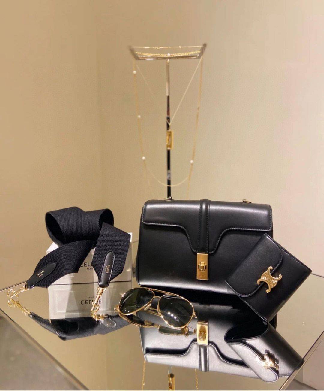 พร้อมส่งความสวย✴️นาทีนี้ต้อง CELINE TRIOMPHE CROSSBODY BAG SMOOTH CALFSKIN VIP GIFT WITH PURCHASE-GWP พรีเมี่ยมกิ๊ฟ Limited Edition จาก CELINE PERFUME DUTY FREE COUNTER วัสดุ หนังแท้ CALFSKIN ดีไซน์สวยหรูสุดคลาสสิคหนังเรียบสวยอยู่ทรงเปิดปิดด้วยฝาปิ