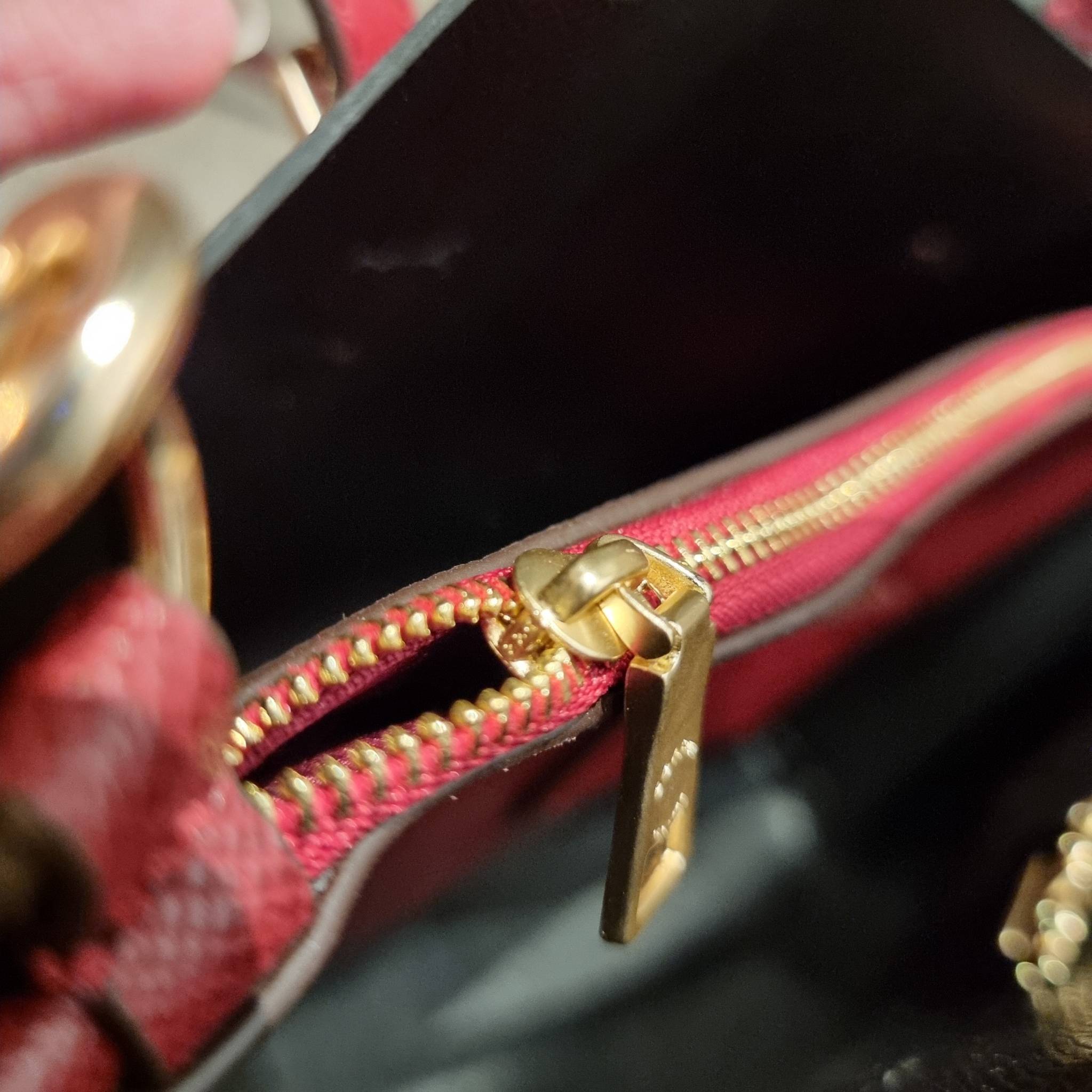 COACH C4250 MOLLIE TOTE 25 IN SIGNATUE CANVAS WITH HEART FLORAL ดีไซน์ใหม่ล่าสุด กระเป๋าโท้ทไซส์เล็กที่สาวๆต่างก็ต้องปักใจรัก รอบนี้น้องถูกเติมแต่งลวดลายดอกไม้ เพิ่มดีเทลความน่าใช้ไปอีก วัสดุหนังแคนวาส ทนทาน ภายในโล่งกว้าง มีช่องซิปกลางใส่ของได้ ขนาดกำลัง