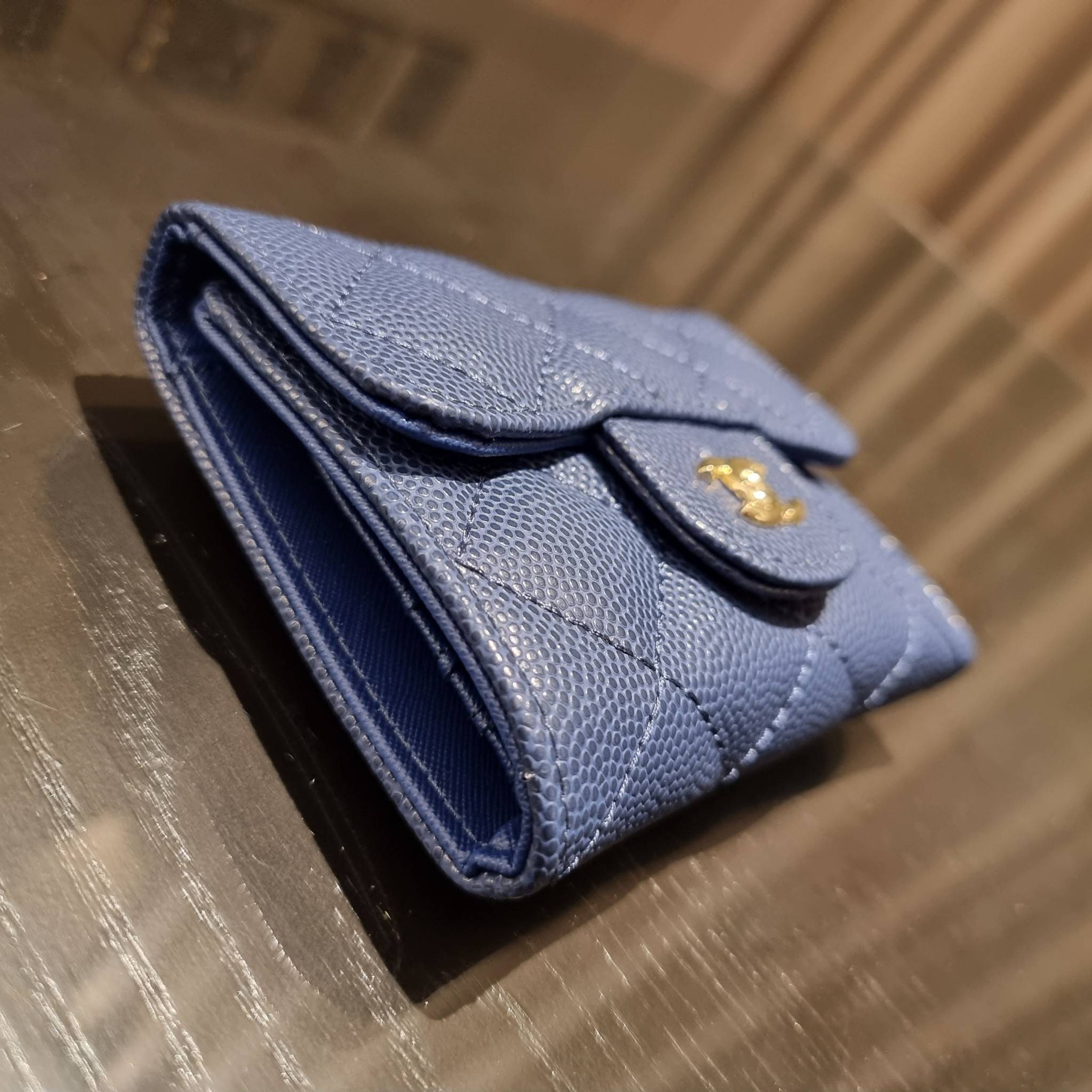 VIP 】มาแล้วจ้า!! รุ่นแนะนำ!! ฮิตติดใจสาวๆ!! กระเป๋าสตางค์ใบสั้นรุ่นฝาพับ จาก Chanel premium for gift เรียบหรู ดูไฮน์ วัสดุหนังสังเคราะห์ลายคาร์เวีย ด้านในเป็นหนังซาฟเฟียโน่ เปิด-ปิดด้วยกระดุมแม่เหล็ก ภายในกระเป๋ามีช่องใส่บัตร ใส่ธนบัตรได้ ดีไซน์เรียบหรูตา