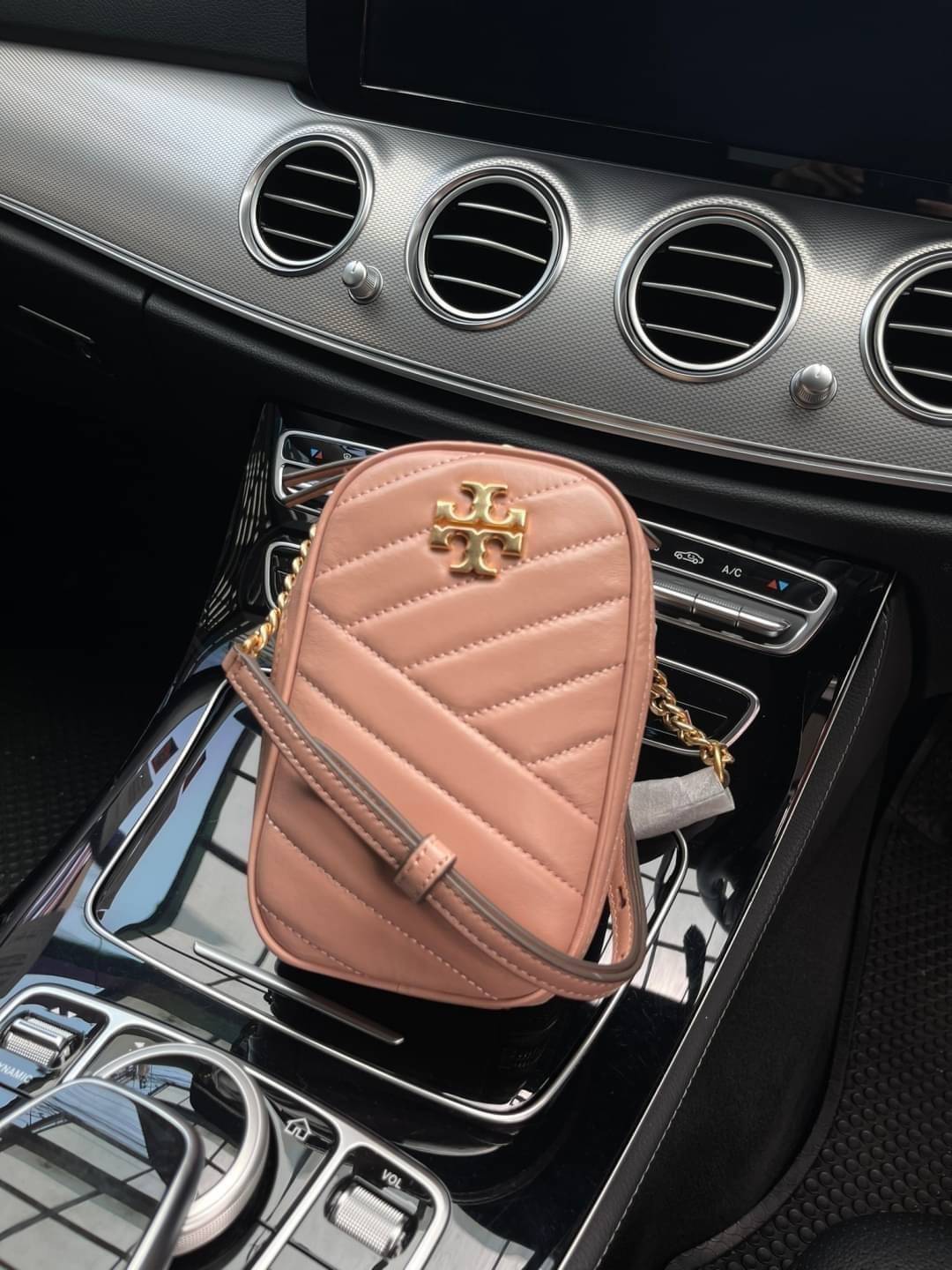 OUTTLET 】Tory burch kira chevron n/s crossbody bag กระเป๋าสำหรับใส่มือถือหรือของจุกจิกต่างๆ ได้กลายมาเป็นแฟชั่นสุดร้อนแรงแห่งปี คอลเลคชั่นนี้ออกมาเพื่อเอาใจสาวๆโดยเฉพาะ สีสันสุภาพเพื่อให้แมทช์กับสีสันของเสื้อผ้า ได้ง่าย ภายในยังสามารถแบ่งสันปันส่วนไว้สำหร