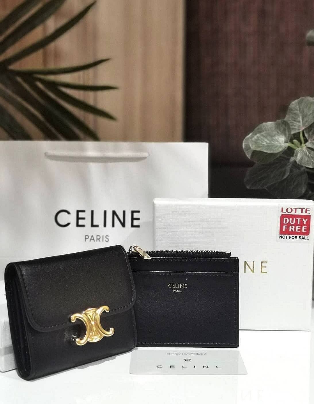 VIP 】CELINE SHORT WALLET VIP GIFT WITH PURCHASE GWP พรีเมี่ยมกิ๊ฟ Limited จาก CELINE HAUTE PARFUME DUTYFREE COUNTER วัสดุ Triomphe Canvas รุ่นใหม่เปิดปิดฝาพับกระดุม ภายในมีช่องแบ่งหลายช่อง ช่องใส่บัตรหลายช่อง ช่องใส่ธนบัตรใส่แบงก์พันได้เหมือนกระเป๋าสตางค์