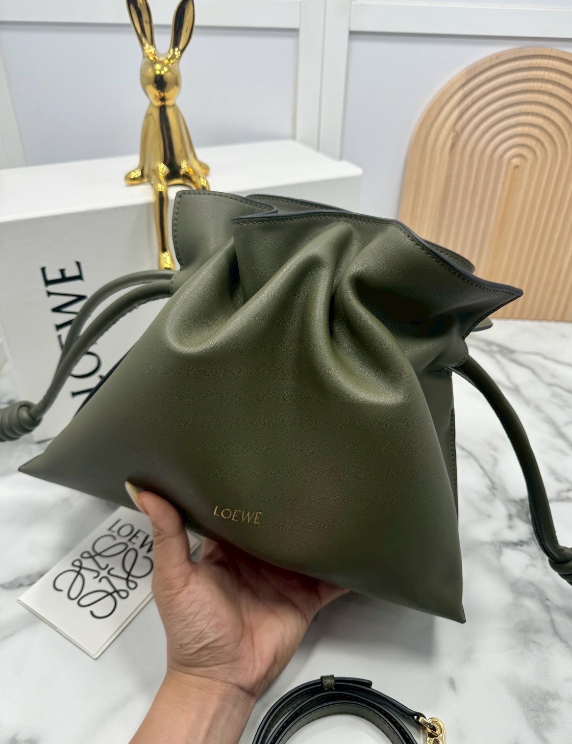 ORI หนังแท้ | Medium Loewe Flamenco clutch in nappa leather 30cm กระเป๋าสะพายทรงคลัชดีไซน์รูดเชือก เรียบหรูดูแพง เรียบง่ายใช้งานสะดวก หนังแนปป้าให้สัมผัสนุ่มสบายผิว มาพร้อมสายสะพายร้อยห่วงหรูหรา