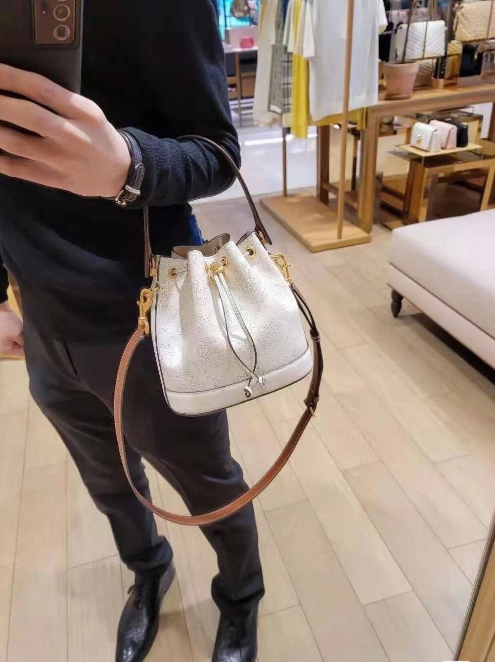 ของแท้ 💯% 】Tory T Monogram Perforated Bucket Bag New collection กระเป๋าถือหรือสะพาย ใหม่ล่าสุด สีขาวงาช้าง งานประณีตมาก วัสดุหนังวัวแท้ ลายฉลุ จะถือหรือสะพายได้หมด