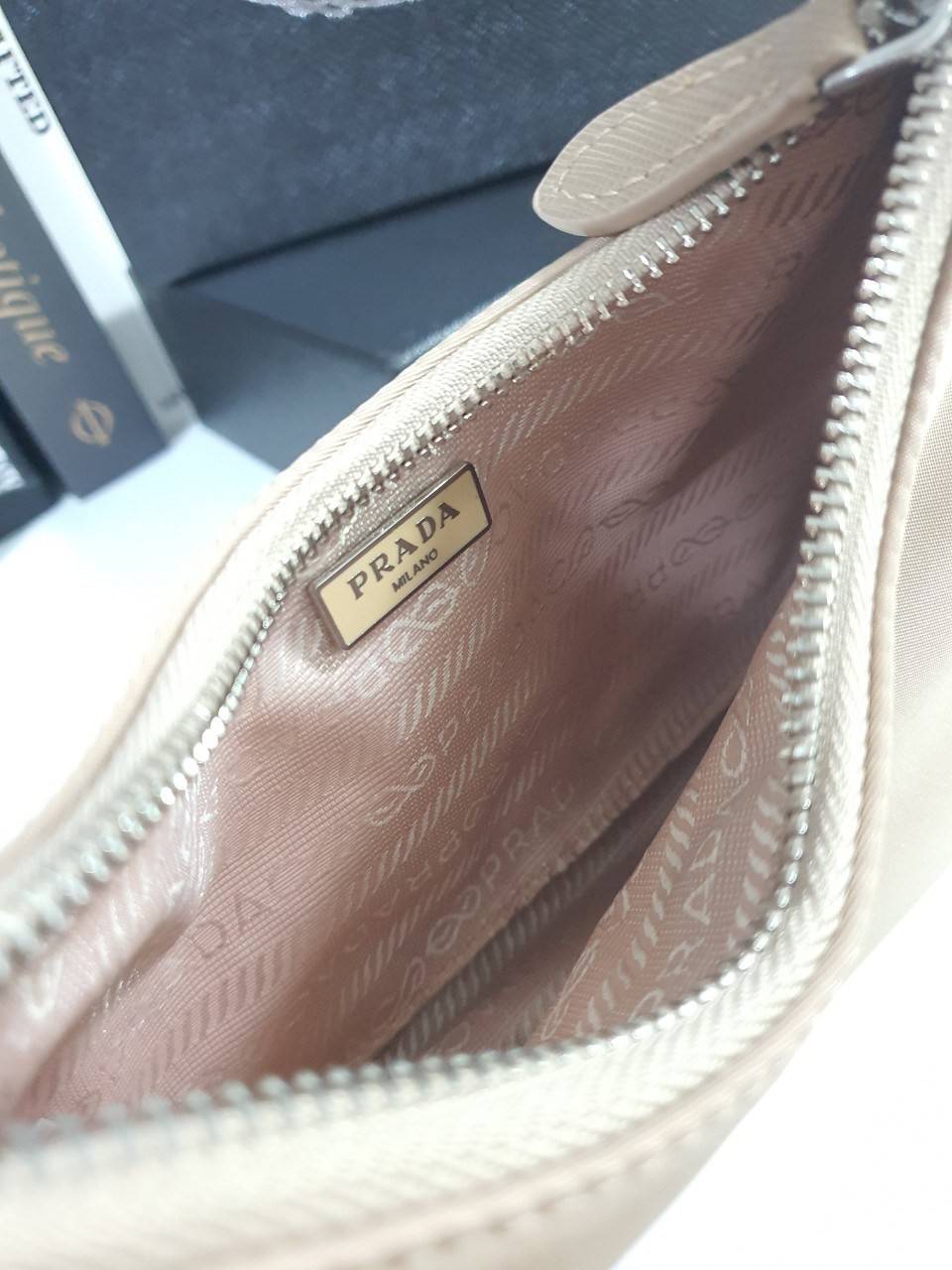 Prada Re-Edition 2005 Re-Nylon bag ใบเดียวคุ้มมากค่ะ อุปกรณ์ ครบชุด **ซื้อ1ได้ถึง3ไอเท็ม ทั้งสายยาว และกระเป๋าใส่เหรียญ และป้ายแท็คหนัง อย่างดี **อะไหล่ปั้มแบรนด์แท้ทุกจุด วัสดุทำจากผ้า Nylon อย่างดี กันน้ำได้ อยู่ทรงสวย สามารถใส่กระเป๋าตังค์ใบกลางได้ ถอด