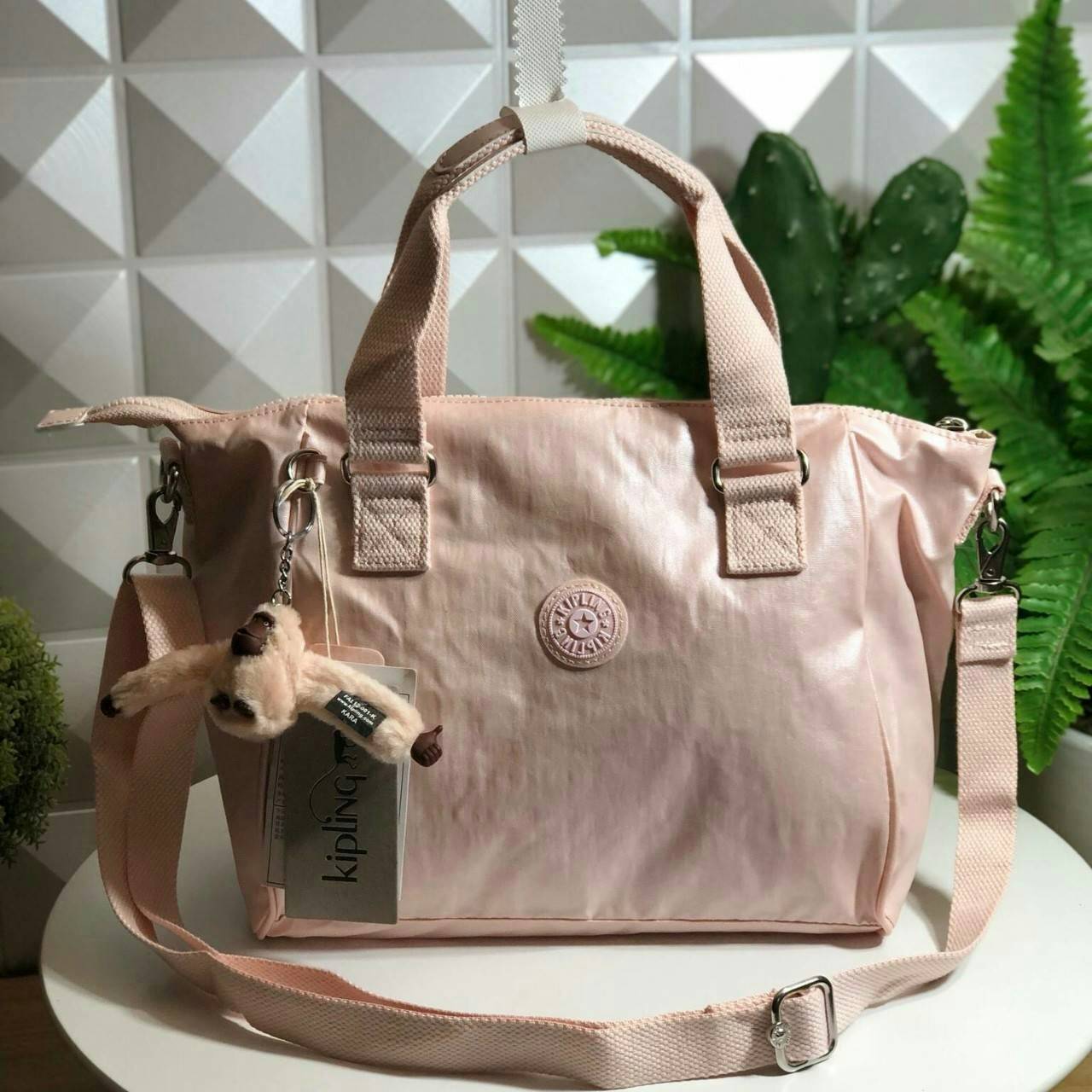 KIPLING AMIEL K15371 กระเป๋า KIPLING มาพร้อมพวงกุญเเจที่เป็นเอกลักษณ์ของเเบรนด์ เปิดปิดด้วยซิป มีสายยาว ถอดสายและปรับความยาวได้ น้ำหนักเบา ทำความสะอาดง่าย ช่องด้านในมีสายเกี่ยวกุญแจ ช่องซิปเล็กด้านใน แนะนำควรมีเลยค่า