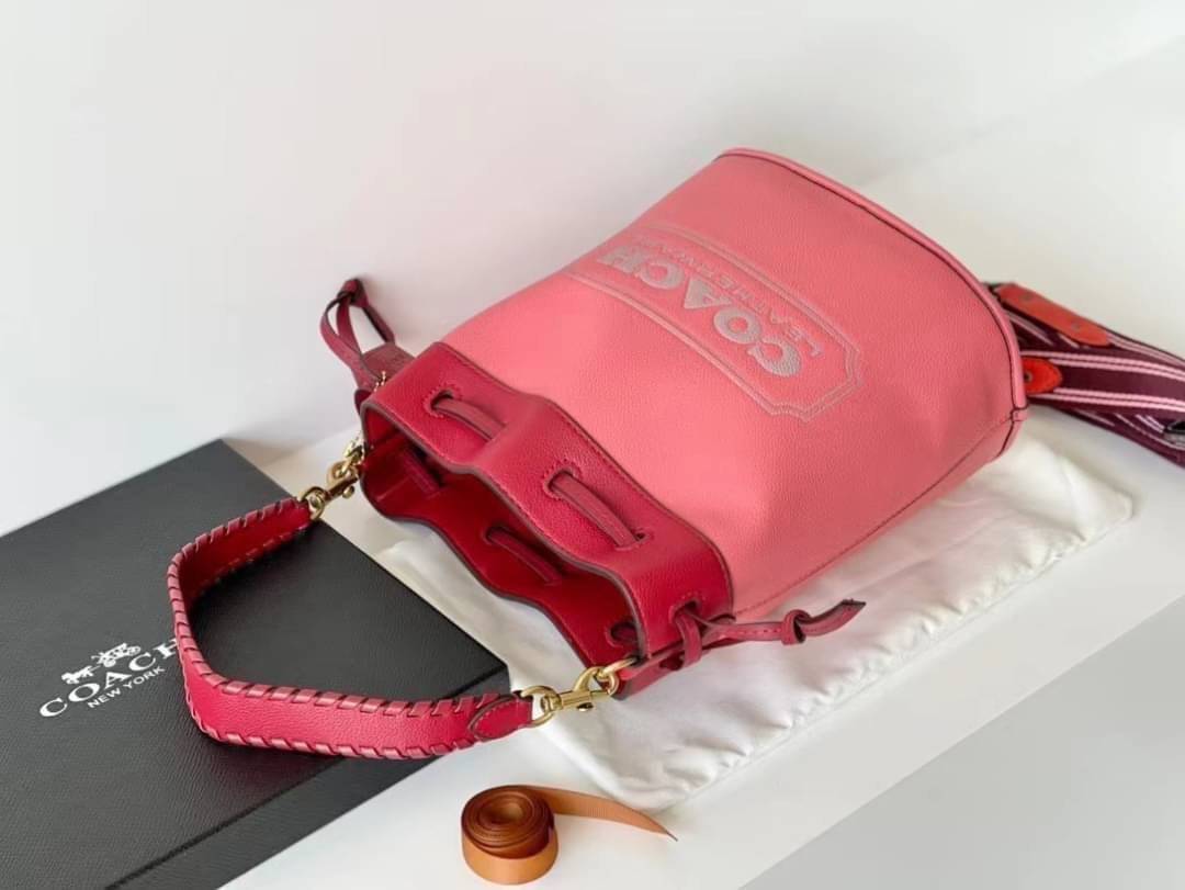 COACH Color-Block Leather Field Bucket Bag ((C3850//C3851)) พร้อมส่งที่ไทย กระเป๋าทรงขนมจีบ สุดฮิต ใช้ได้กับทุกๆวัน หนังแท้ลายหนังสวยนิ่มมือดีค่ะ ด้านหน้ามีโลโก้แบรนด์ตังใหญ่ ปากกระเป๋าแบบหูรูด ปล่อยหนังห้อยยาวลงมา ภายในกระเป๋ากว้างใส่กระเป๋าเงินใบยาวได้;