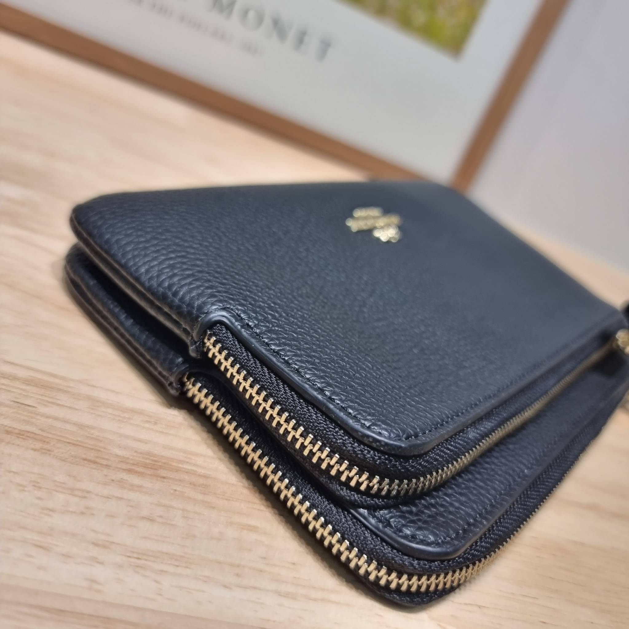 COACH DOUBLE ZIP WALLET IN SIGNATURE CANVAS / C5576 / C5610 / C7313 พร้อมส่ง 8 สี ใหม่ล่าสุด คอล 2023 กระเป๋าคล้องมือใบใหญ่ ดีไซน์ใหม่เล่นระดับ เพิ่มลูกเล่นและดีเทลให้ดูน่าใช้ยิ่งขึ้น