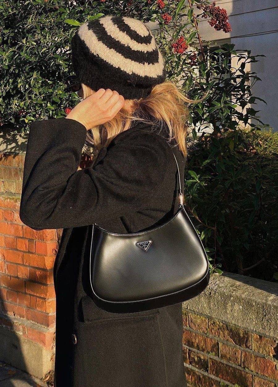 Prada Cleo brushed leather shoulder bag กระเป๋าทรงสวยยอดฮิต กับแบรนด์ PRADA งานพรีเมียมกิ้ฟท์จากแบรนด์ ทรงสะพายไหล่สวยหรูอยู่ทรง PRADA CLEO หนังเรียบดำเงาหรูสุดคลาสสิต เปิดปิดด้วยกระดุมอะไหล่เงินทั้งใบ ด้านในใส่กระเป๋าสตางค์ยาว มือถือ ของจุกจิกได้เยอะ มีป