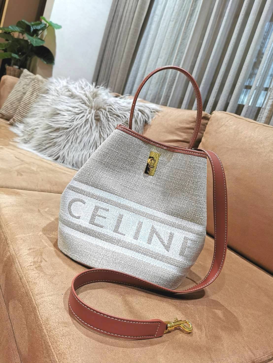 ซื้อ1ได้ถึง2!✴️CELINE TEXTILE BUCKET BAG VIP วัสดุ Textile Canvas & CalfSkin ดีไซน์ทรง Bucket ใบใหญ่กำลังดี มาพร้อม Clutch ใบเล็กเข้าชุด เนื้อหนาแข็งแรง น้ำห