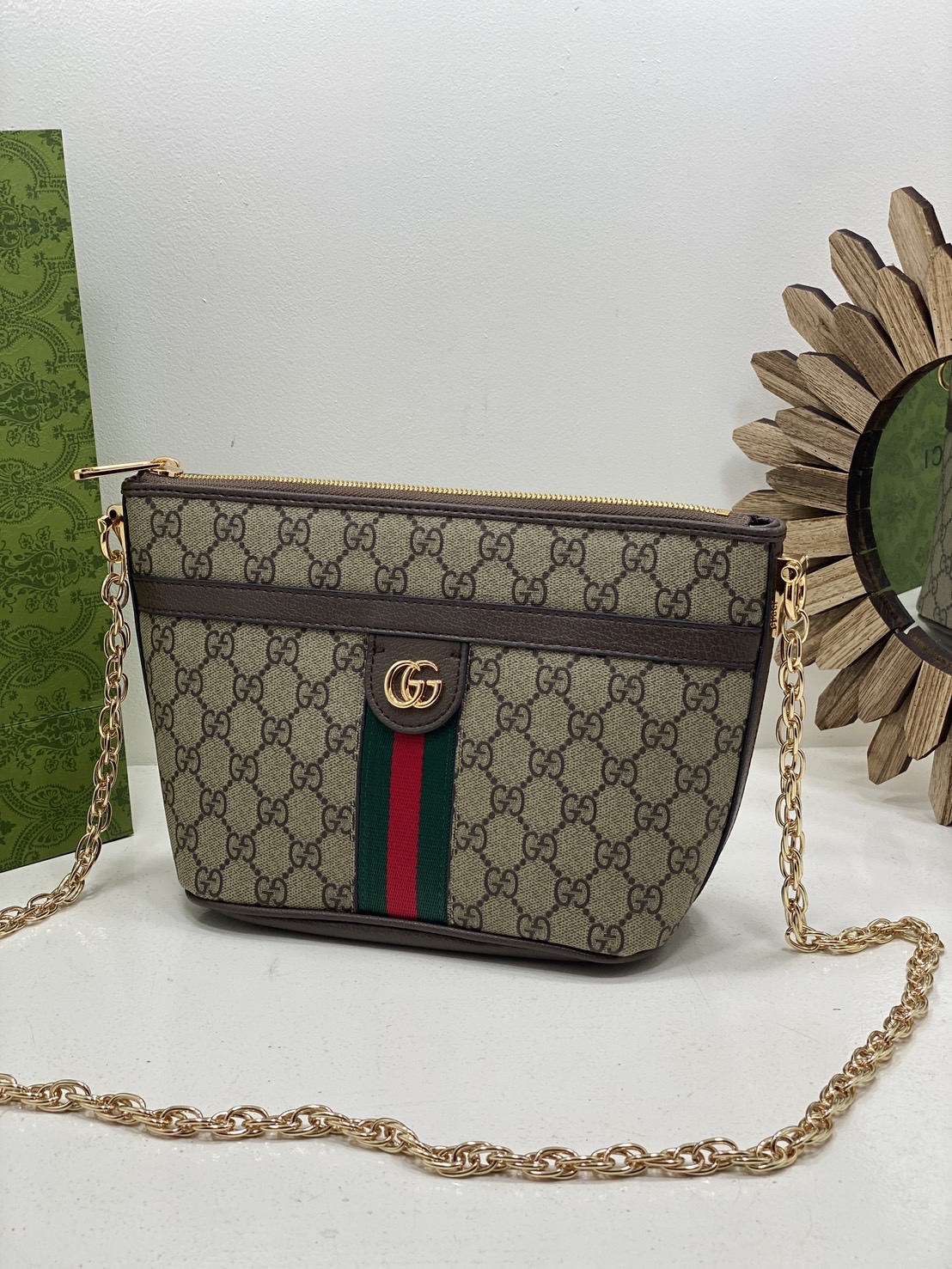 GUCCI Ophidia GG Mini Shoulder Bag กระเป๋าทรงพอช พร้อมสายสะพายโซ่สีทองหรูหรา ดีไซส์เรียบง่ายสะดวกใช้ ภายในเป็นช่องโล่ง สายสะพายหนังสลับโซ่ ใช้ได้ในทุกๆวัน ทุกๆลุค ตอบโจทย์ได้สบายๆ