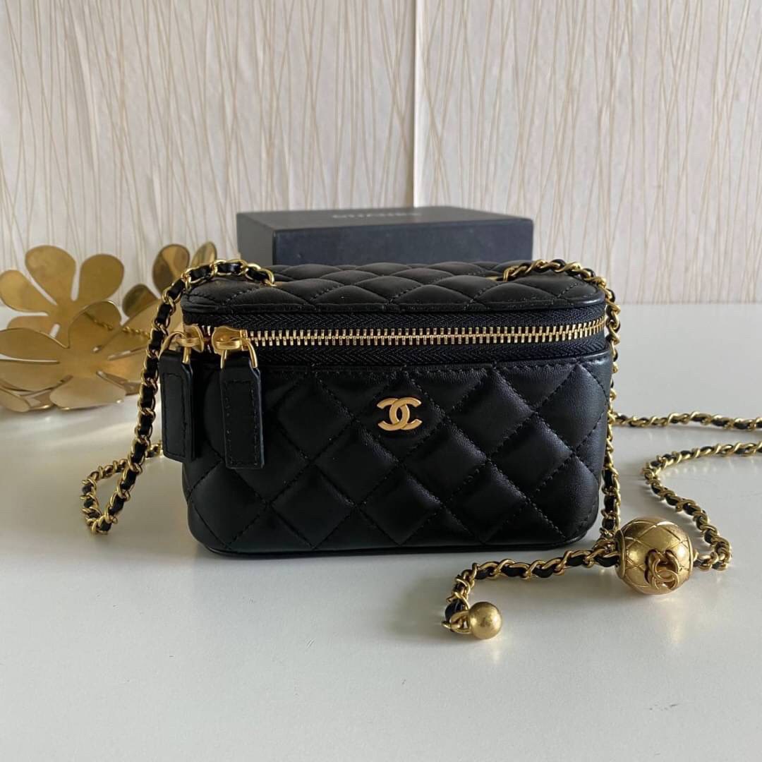 VIP GIFT 】หนังแกะแท้ CHANEL Box With Chain สายโซ่ทองหรูมาก หนังเรียบฟู ขึ้นเงา กระทบแสงยิ่งสวยค่าา โทนสีสวยสดใส เหมาะมากสำหรับสาวๆ ชิคๆ ต้องบอกเลยรุ่นนี้เหล่าเซเลบใช้กันเยอะมากๆ แค่อะไหล่ก็หรูไปเดินครึ่งแล้วค่าา😁 พร้อมส่งที่ไทยที่นี่ที่เดียว