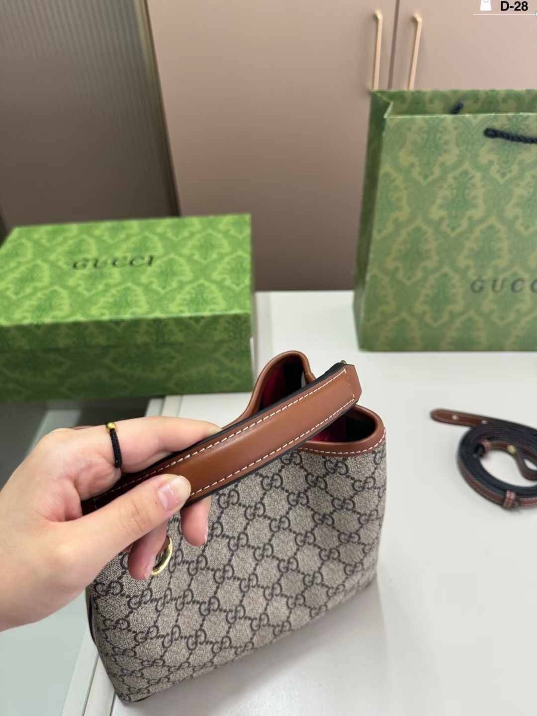 GUCCI GG Emblem mini bucket bag กระเป๋าทรงบัคเก็ตวินเทจรูปทรงใหม่ งานแบรนด์หรู รุ่นนี้ทำออกมาตอบโจทย์ความฮิตมีห่วงอยู่ด้านหน้า สำหรับห้อยตุ๊กตา พวงกุญแจ หรือจะผูกโบว์สวยๆก็เลิศ ดีไซส์สวยใช้งานง่าย ภายในโล่งกว้าง