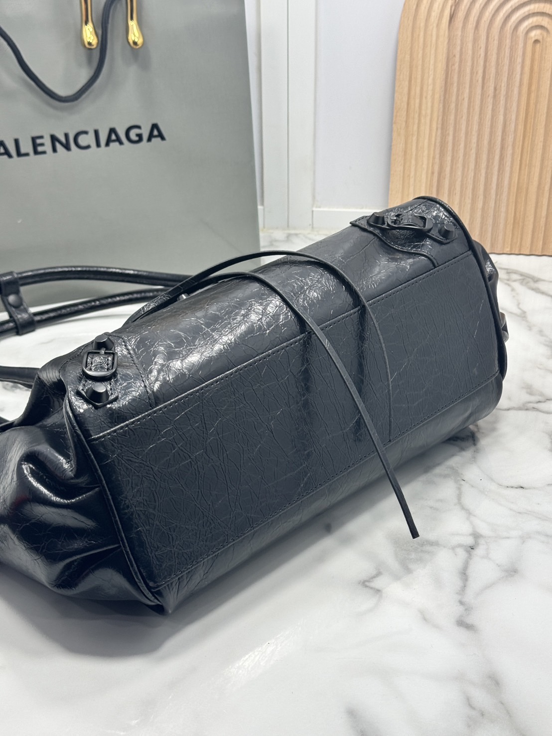 ORI หนังแท้ | Balenciaga Le City Bag East-west Bag 32cm กระเป๋าถือ/สะพายข้างทรงยาวดีไซน์โดดเด่นสวยเท่ล้ำสมัย ที่สุดแห่งความไอคอนิกไม่เหมือนใคร มีกิมมิคและลูกเล่นแพรวพราว