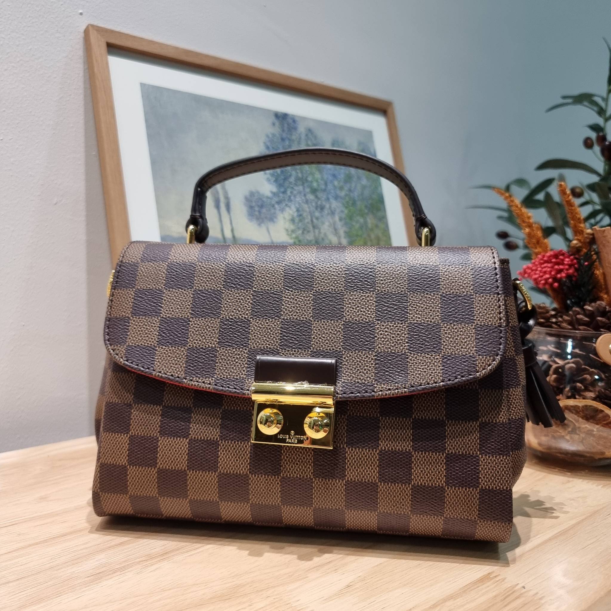 LV CROISETTE CROSSBODY BAG ให้สาวๆได้สวย ในราคาจับต้องได้ กับกระเป๋าสะพายข้าง ดีไซน์ลวดลายตารางเอกลักษณ์ คลาสสิคแต่ดูผู้ดี วัสดุหนังแคนวาส เปิด-ปิดด้วยตัวล็อคแน่นหนา ภายในโล่งกว้าง ใส่ของสำคัญได้ครบถ้วน สายสะพายถอดออกได้ ปรับได้ มีหูจับในตัว ถือเก๋ๆ หรือจ