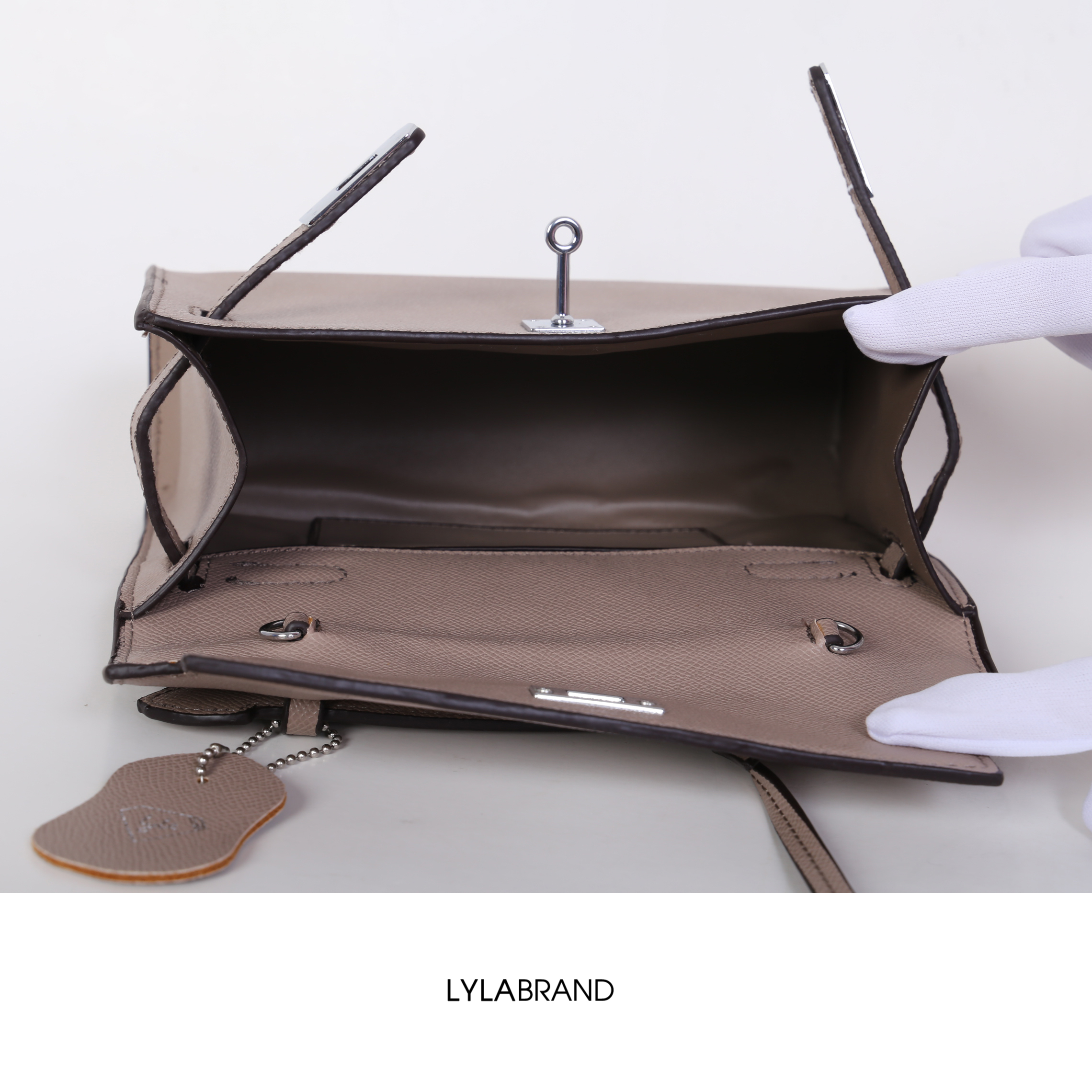 LYLABRAND🔔 KELLY MINI SIZE 22 CM / EPSOM PU TOP PREMIUM มาพร้อมสายหนังและสายโซ่คุณภาพดีสุดๆ ใบเล็กน่ารักพอดิบพอดีถือเป็นครัชออกงานได้ให้ลุคหรูสุด หรือจะใส่กับชุดทำงาน กางเกงยีนส์ ได้หมด ครบเลยค่ะ ให้ลุค ผู้ดีมากๆ ใส่ iphone plus ได้ทุกรุ่น มีสีให้