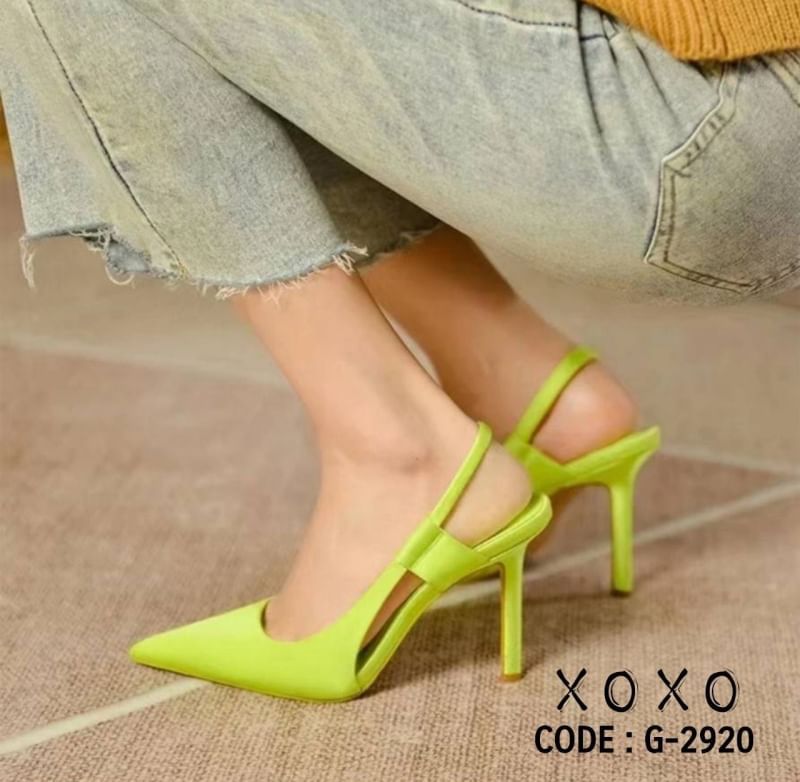 รองเท้างานสวม ส้นเข็ม รัดหลัง สไตล์สาวเปรียว ลุคมั่นใจ ทรงเปิด ด้านหน้าทรงวี ใส่แล้วขาดูเรียวยาวดี วัสดุผ้าซาติน ลายเรียบ ไม่แต่งลวดลาย น้ำหนักเบา สวมใส่ง่าย