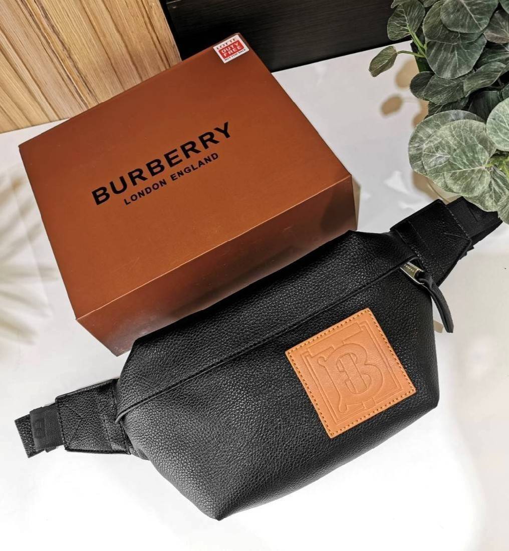 BURBERRY FRAGRANCES WAISTBAG VIP GIFT WITH PURCHASE (GWP) พรีเมี่ยมกิ๊ฟ Limited จากน้ำหอม BURBERRY วัสดุหนังแท้ CalfSkin หนังนิ่มสวยดูดีอยู่ทรงประดับโลโก้แบรนด์ด้านหน้า เปิดปิดด้วยซิปหัวซิปแบรนด์ ขนาดกำลังดี ภายในกว้างและจุค่ะ มีโลโก้ มีช่อง pocket ใช้ใส่