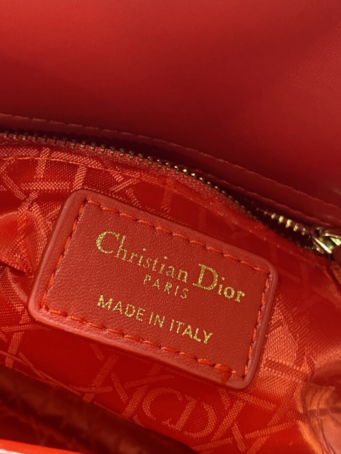 หนังแท้ DIOR LADY BAG 20cm ความสง่างามอีกหนึ่งรุ่นของ Dior รูปทรงสีเหลียม ขนาดกระทัดรัด ตั้งอยู่ทรง ฐานกระเป๋าแข็งแรง มีหมุดรองฐาน ดีไซน์ที่มีเอกลักษณ์เฉพาะตัว ด้านหน้าตกแต่งด้วยตัวอักษร D.I.R ห้อยเป็นพวงกุญแจ จะถือด้วยมือหรือสะพายไหล่ก็ดูดีมากๆ ค่ะ