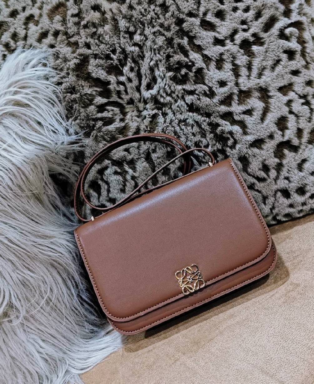 LOEWE CROSSBODYBAG VIP GIFT WITH PURCHASE (GWP) กระเป๋าสะพายพรีเมี่ยมกิ๊ฟ Limited Edition จากน้ำหอม LOEWE DUTY FREE วัสดุหนังแท้ Calf Leather หนังเรียบสวยอยู่ทรงดีไซน์สุดคลาสสิค เปิดปิดด้วยฝาปิดโลโก้แบรนด์อะไหล่ทองหรู ภายในมีช่องแบ่งหลายช่องแยกเป็นสัดส่วน