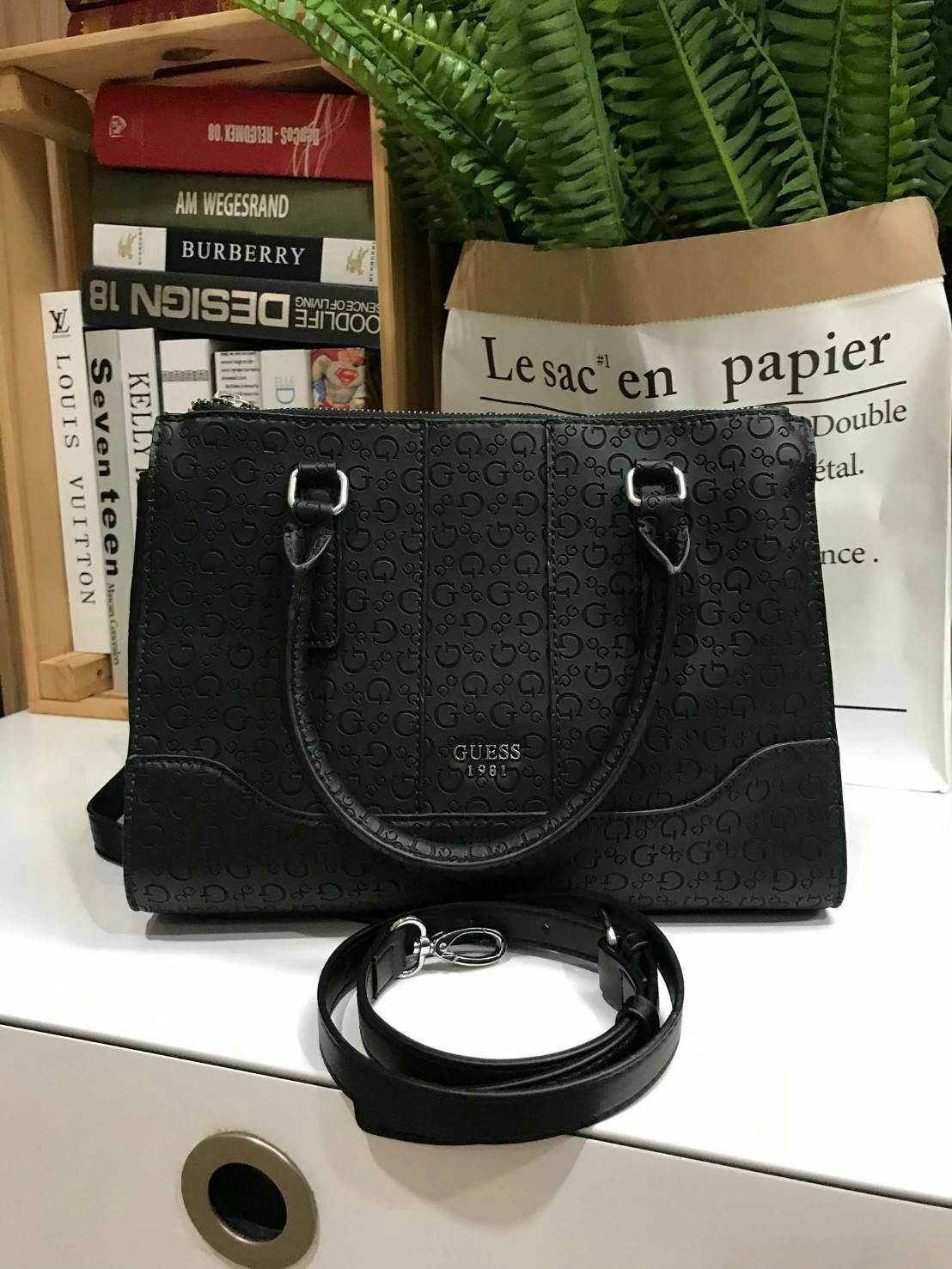 GUESS WOMAN SINGNATURE HANDBAG 2019 กระเป๋าสะพายรุ่นใหม่ล่าสุดจาก GUESS FACTORY หนังสวยอยู่ทรงปั้มลาย Singnature รอบใบ ด้านหน้าประดับโลโก้แบรนด์ ภายในมีโลโก้ ซับในลายแบรนด์ มีช่องแบ่งหลายช่องทั้งช่องซิปและช่องเล็ก ใส่ของแยกเป็นสัดส่วนสะดวกใช้ ขนาดกำลังดีส