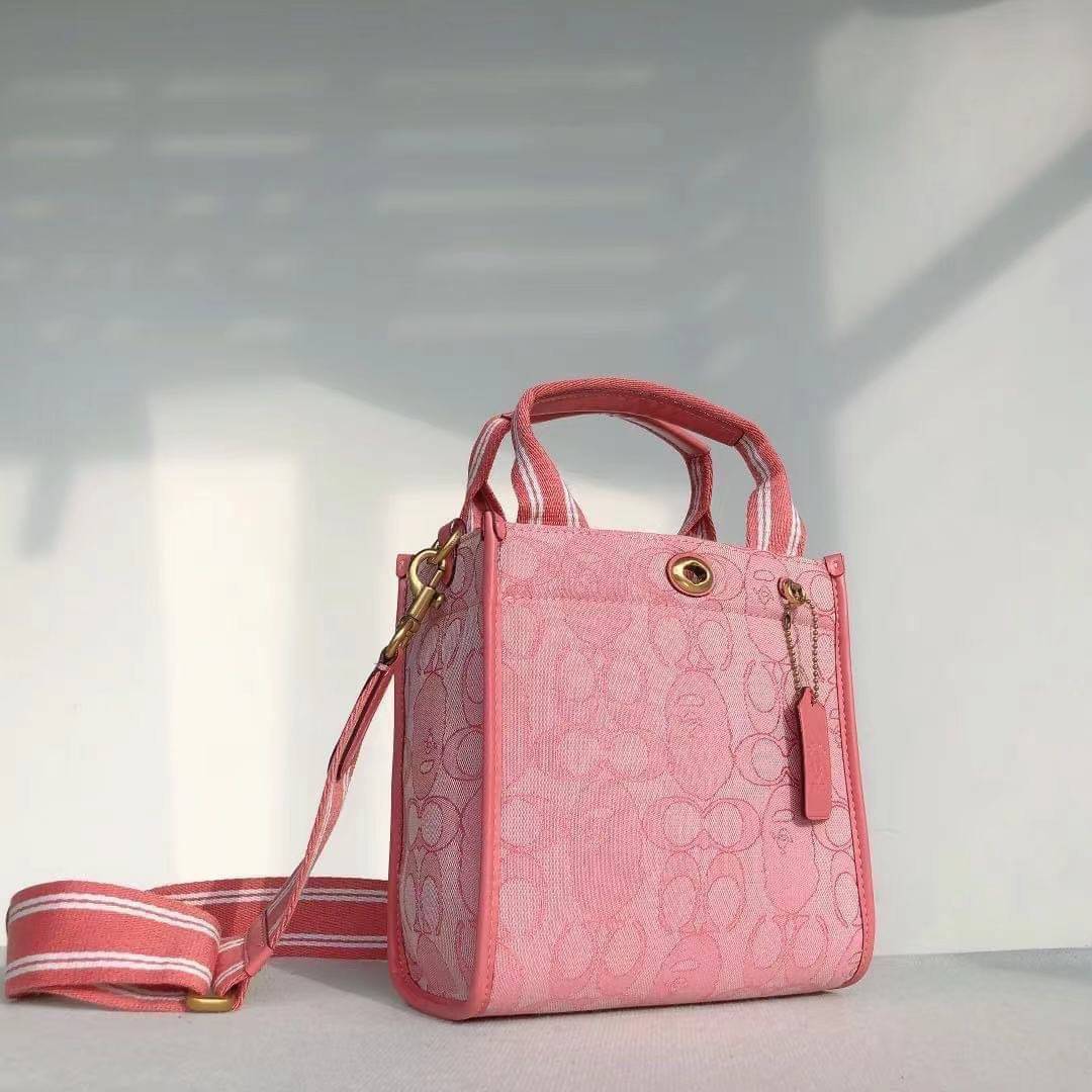 Coach Bape X Coach Tote 22 In Signature Jacquard กระเป๋าถือและครอสบอดี้โท้ทมินิไซส์ รุ่นใหม่สุดฮอต!! ใบจริงคือน่ารักม้ากกกก!! สวยอยู่ทรง มี 2 สี น่ารักน่าใช้ วัสดุหนังแคนวาส มาพร้อมหูจับในตัวและสายสะพายข้าง ถอดออกหิ้วเก๋ๆก็ได้ หรือสะพายถ่ายรูปชิคๆก็ดูดี ล
